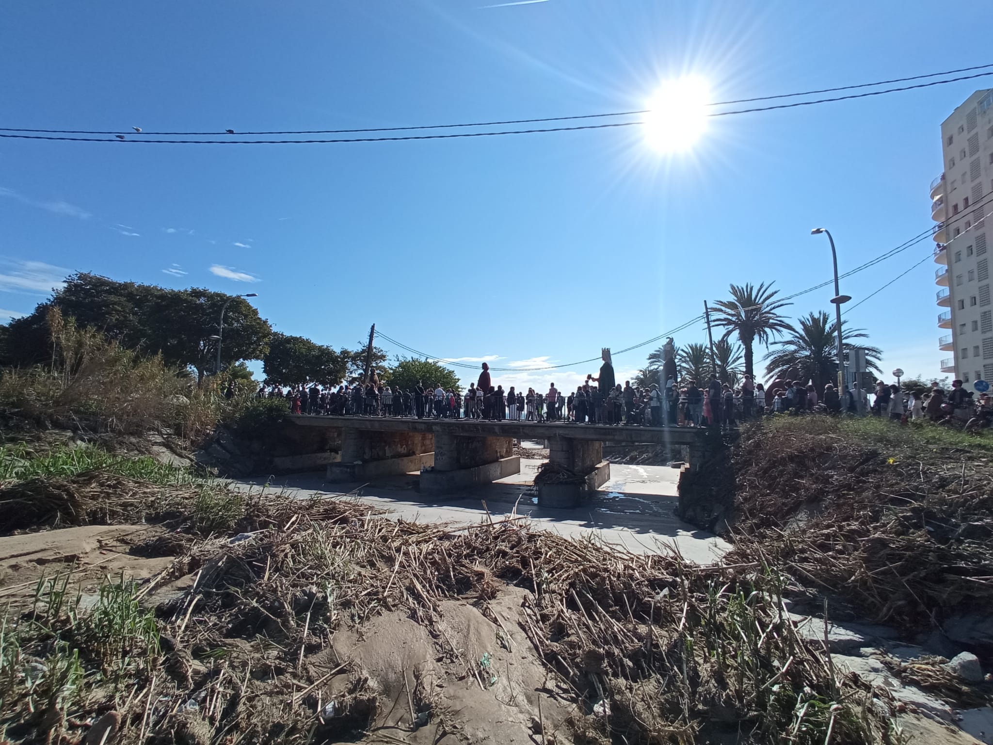 El moment icònic de creuar el pont, des de la riera. Foto: Berta M