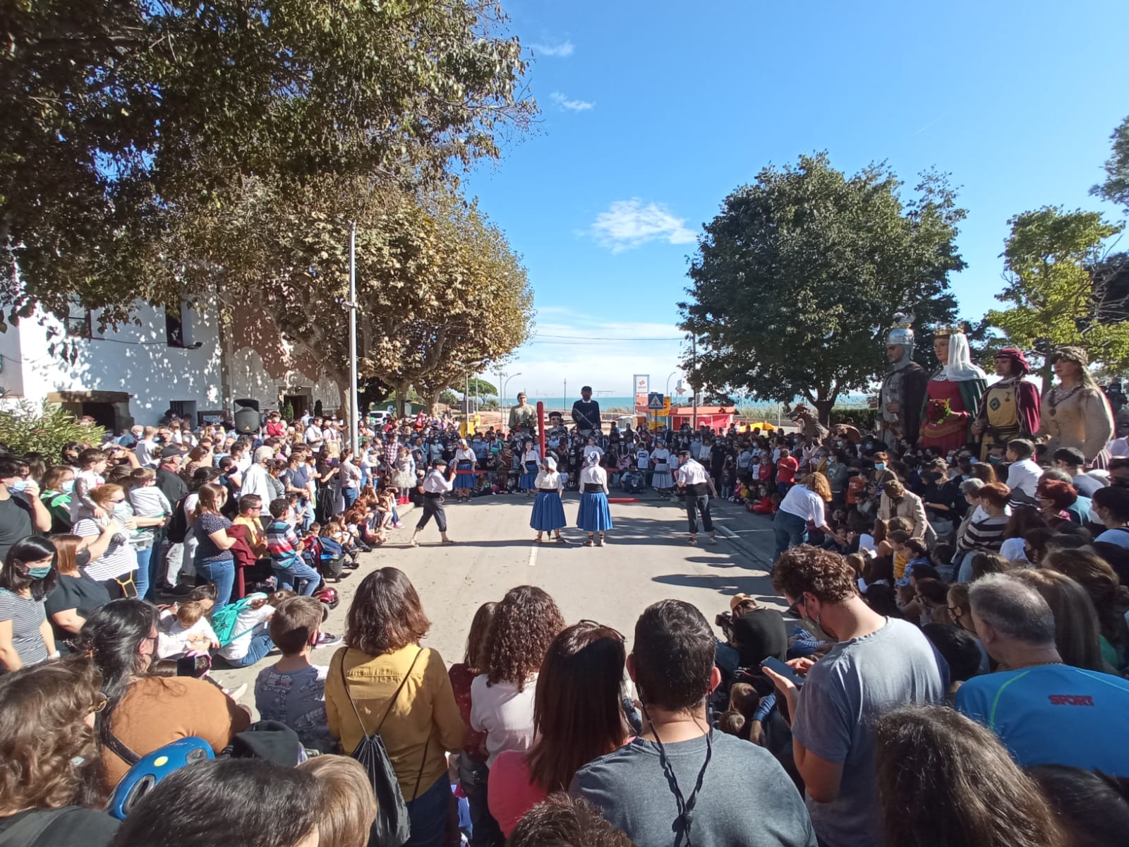 El ball de pescadors i el de cavallets han precedit als gegants. Foto: Martí C