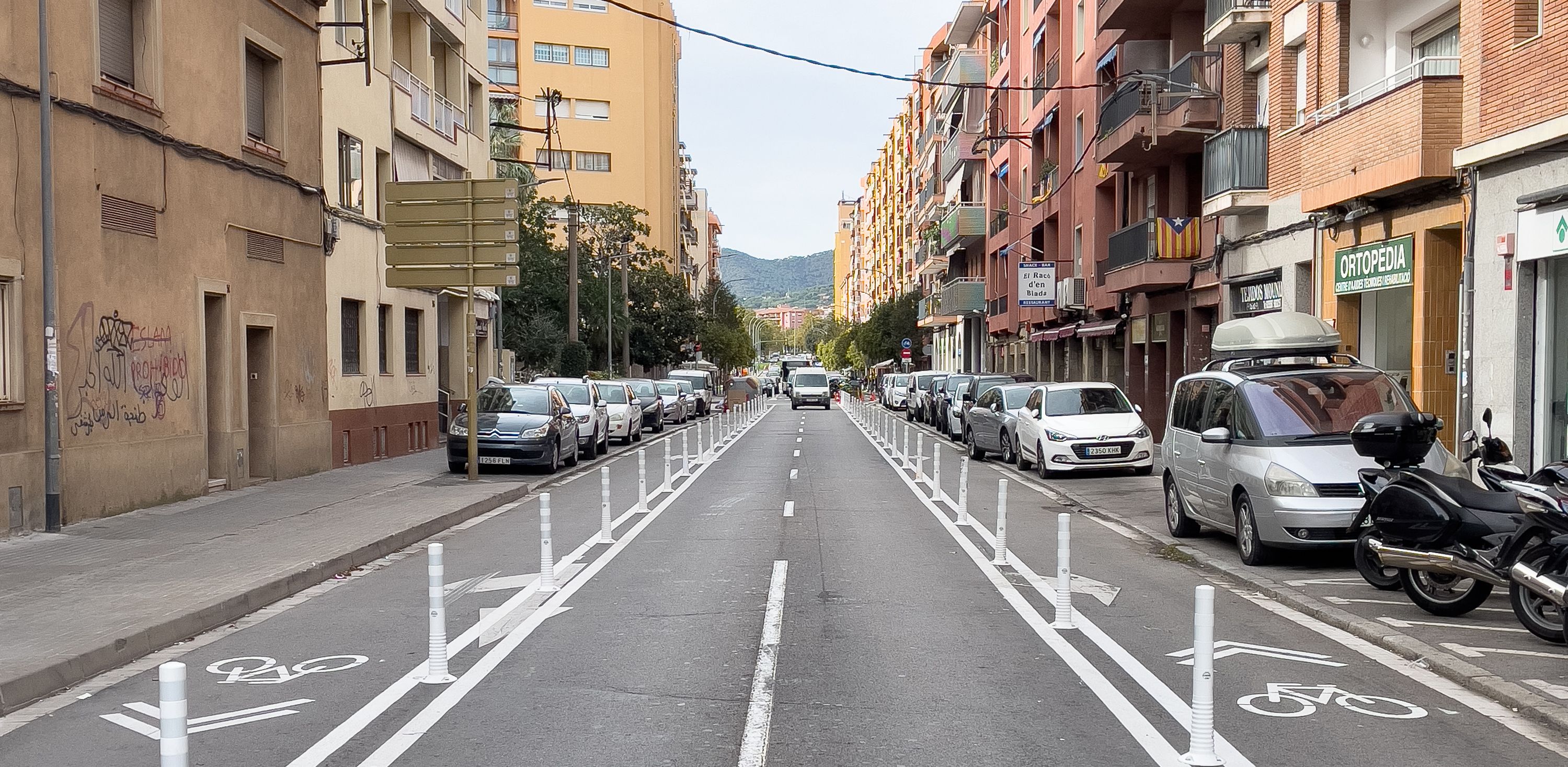 Carrils bici en els dos sentits de la circulació, al carrer Biada