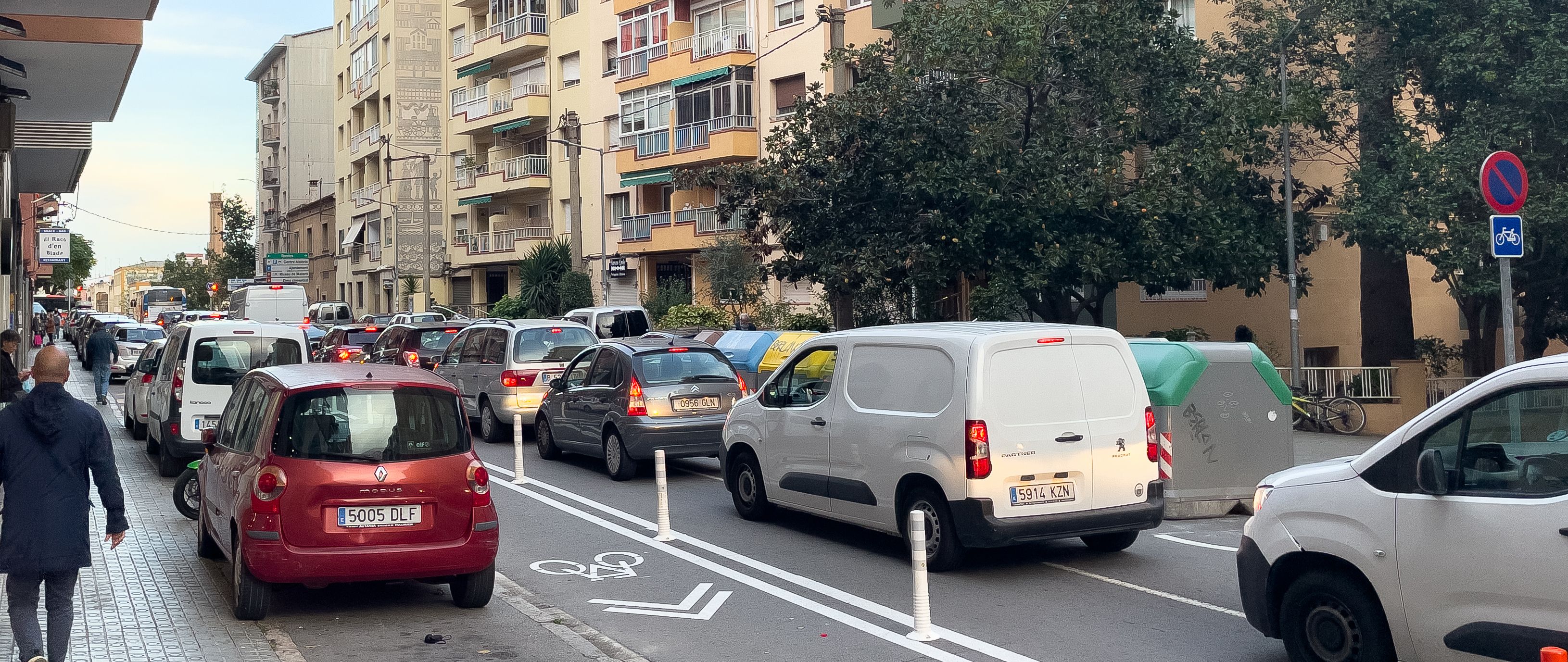 El carrer Biada de Mataró, en un embús de trànsit