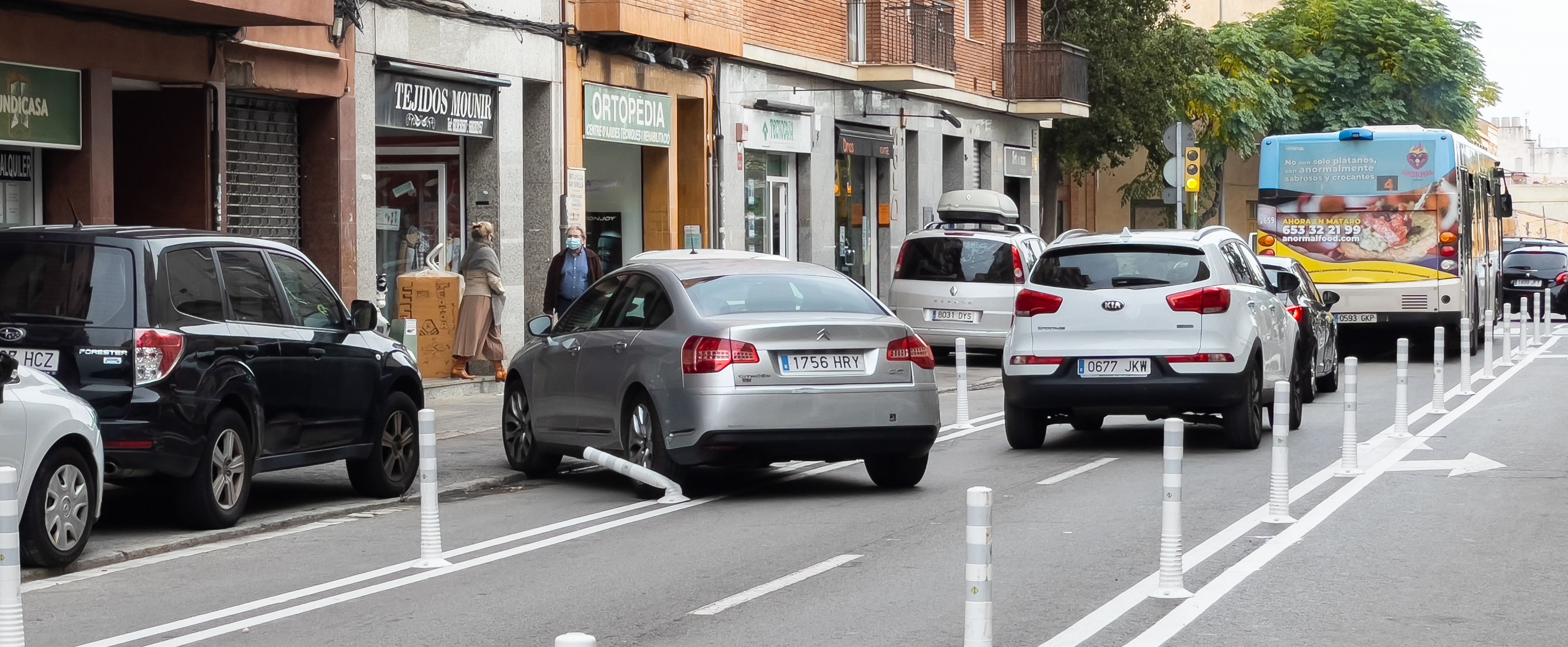 Un cotxe s'endú una pilona intentant aparcar on no es pot