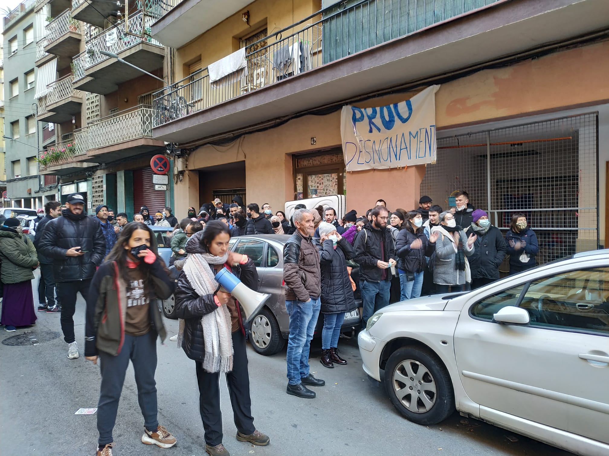 Manifestació contra un desnonament al carrer Marathon de Mataró