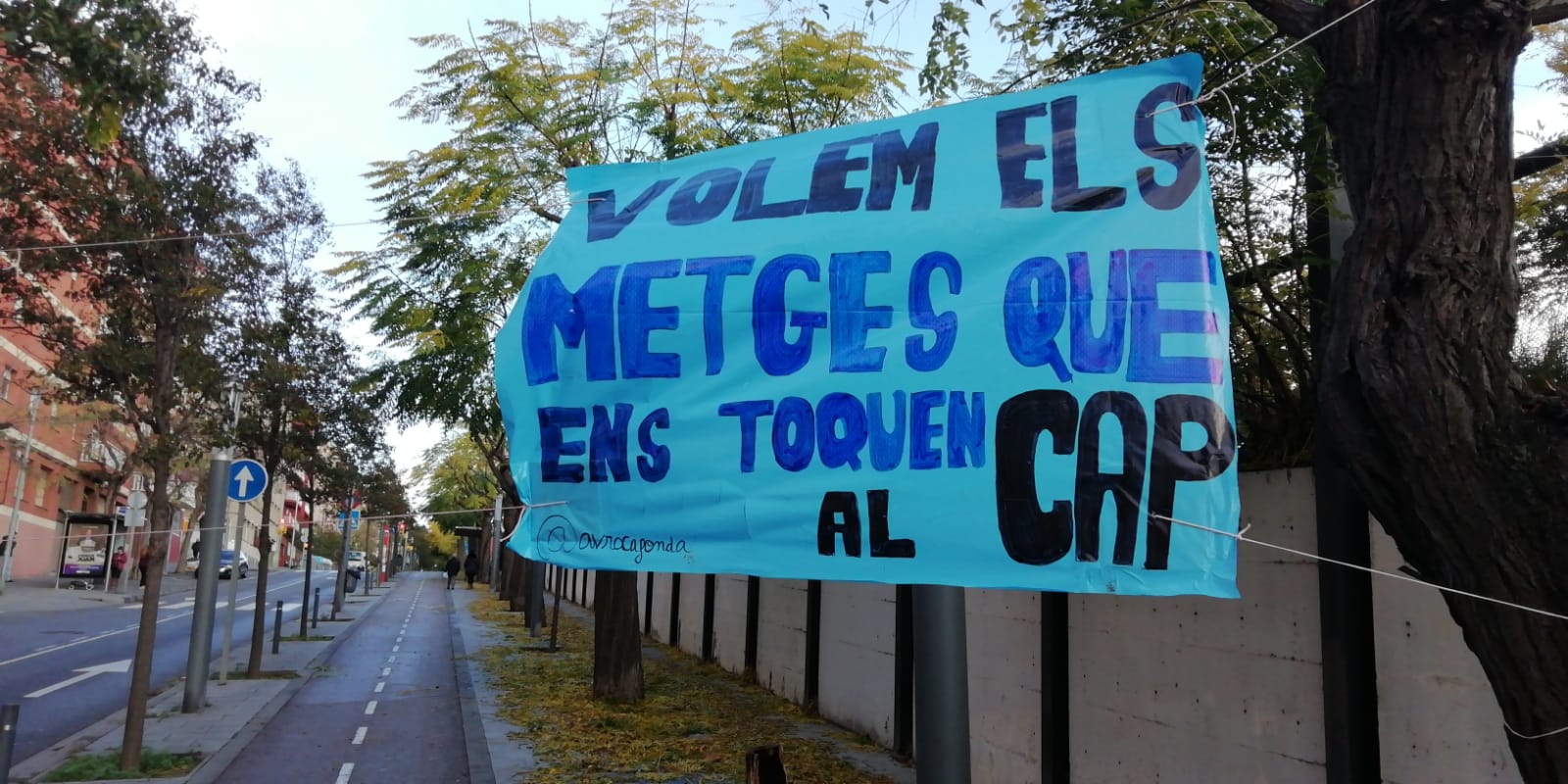 Pancarta que reclama mes metges per al CAP de Rocafonda