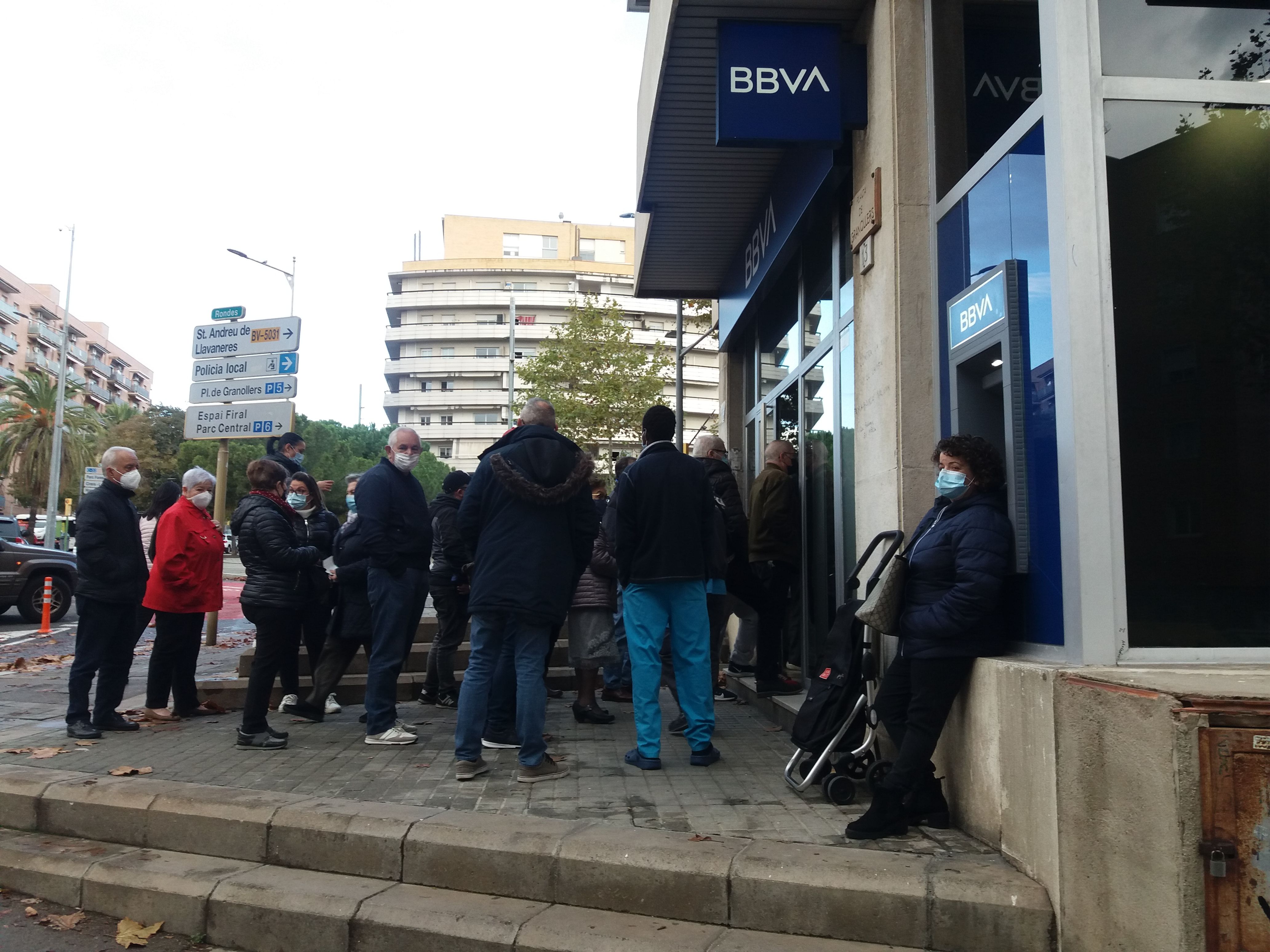 Cues aquest dijous a l'oficina bancària de BBVA de Mataró. Foto: Aurèlia Llorens