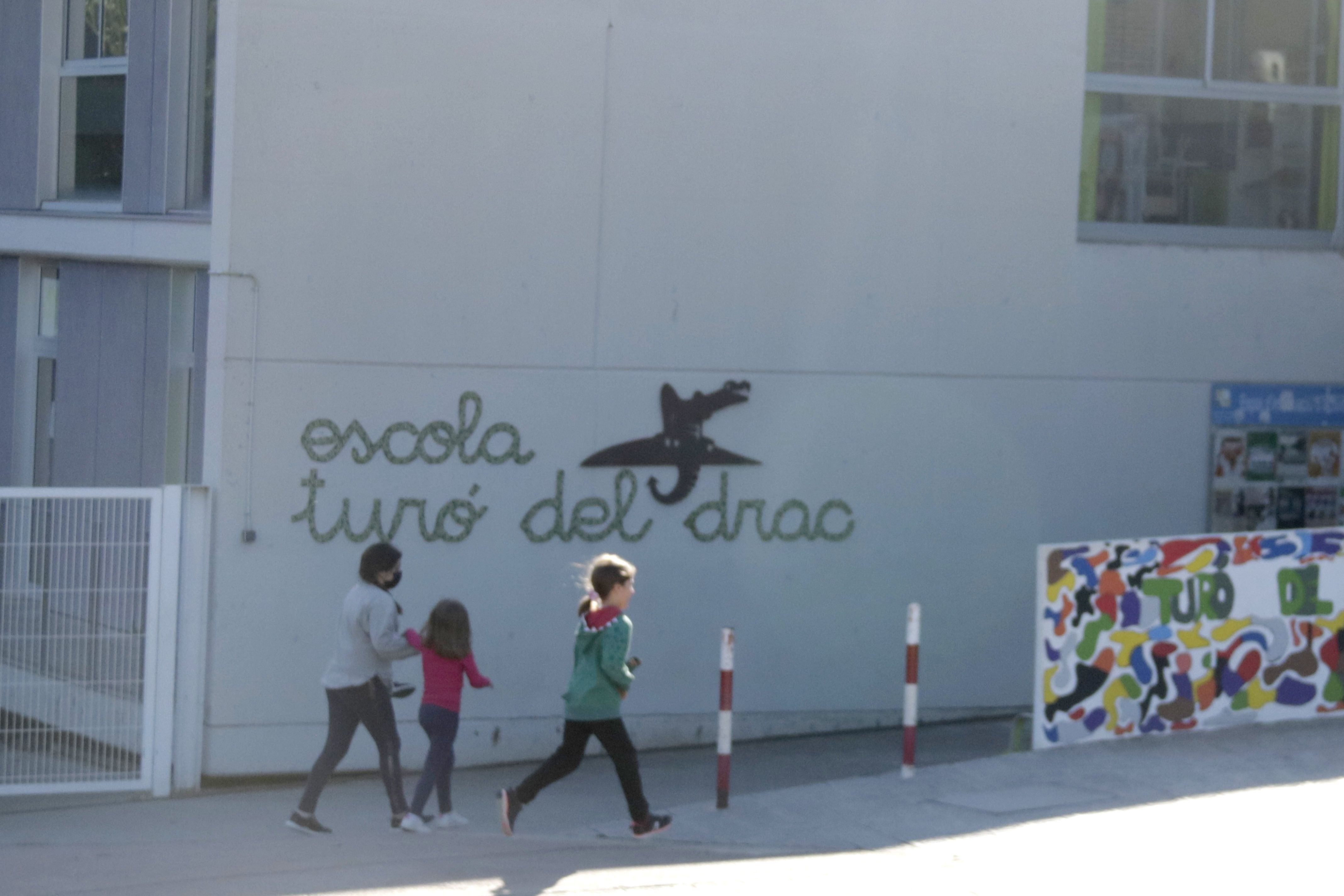 Nens corrent davant la porta de l'escola Turó del Drac. Foto: ACN