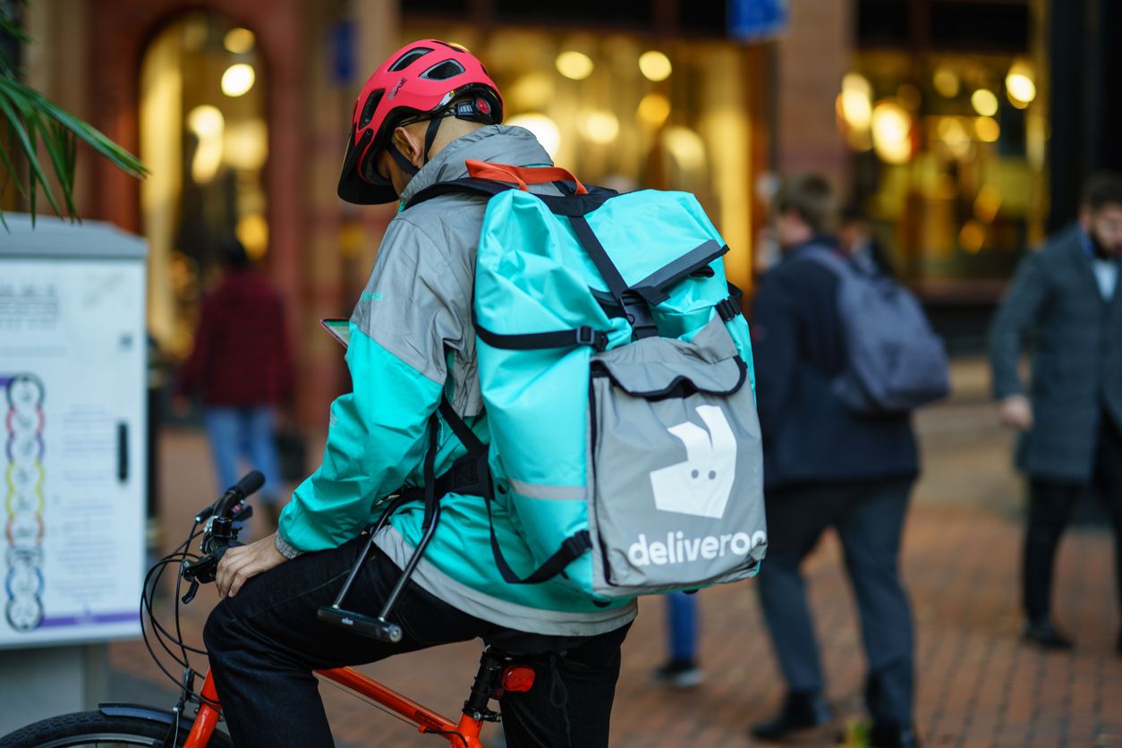 Deliveroo, incapaz de ofrecer condiciones dignas a los riders, abandona España.