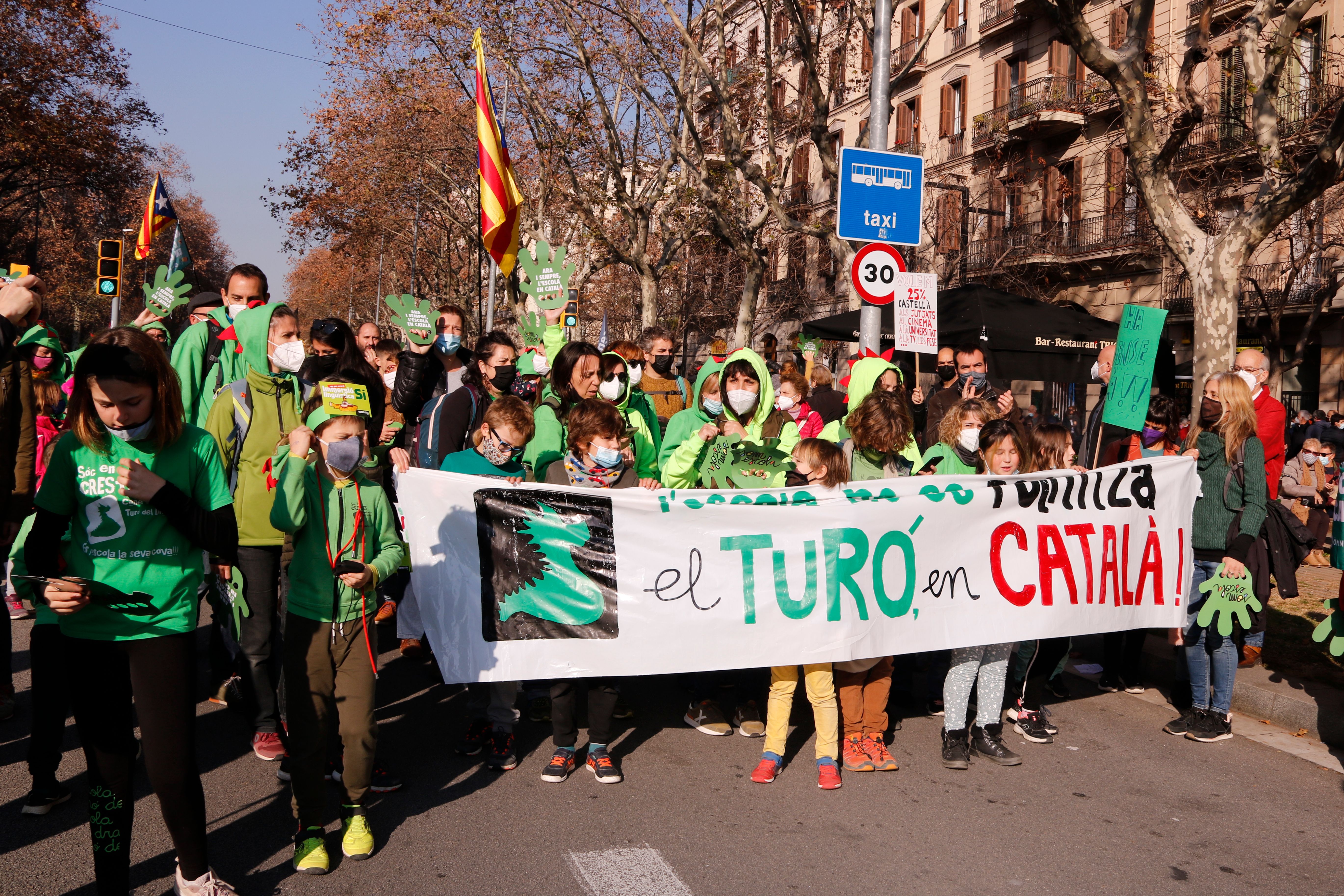 Representants de l'escola de Canet de Mar, a la manifestació als carrers de Barcelona. Foto: ACN