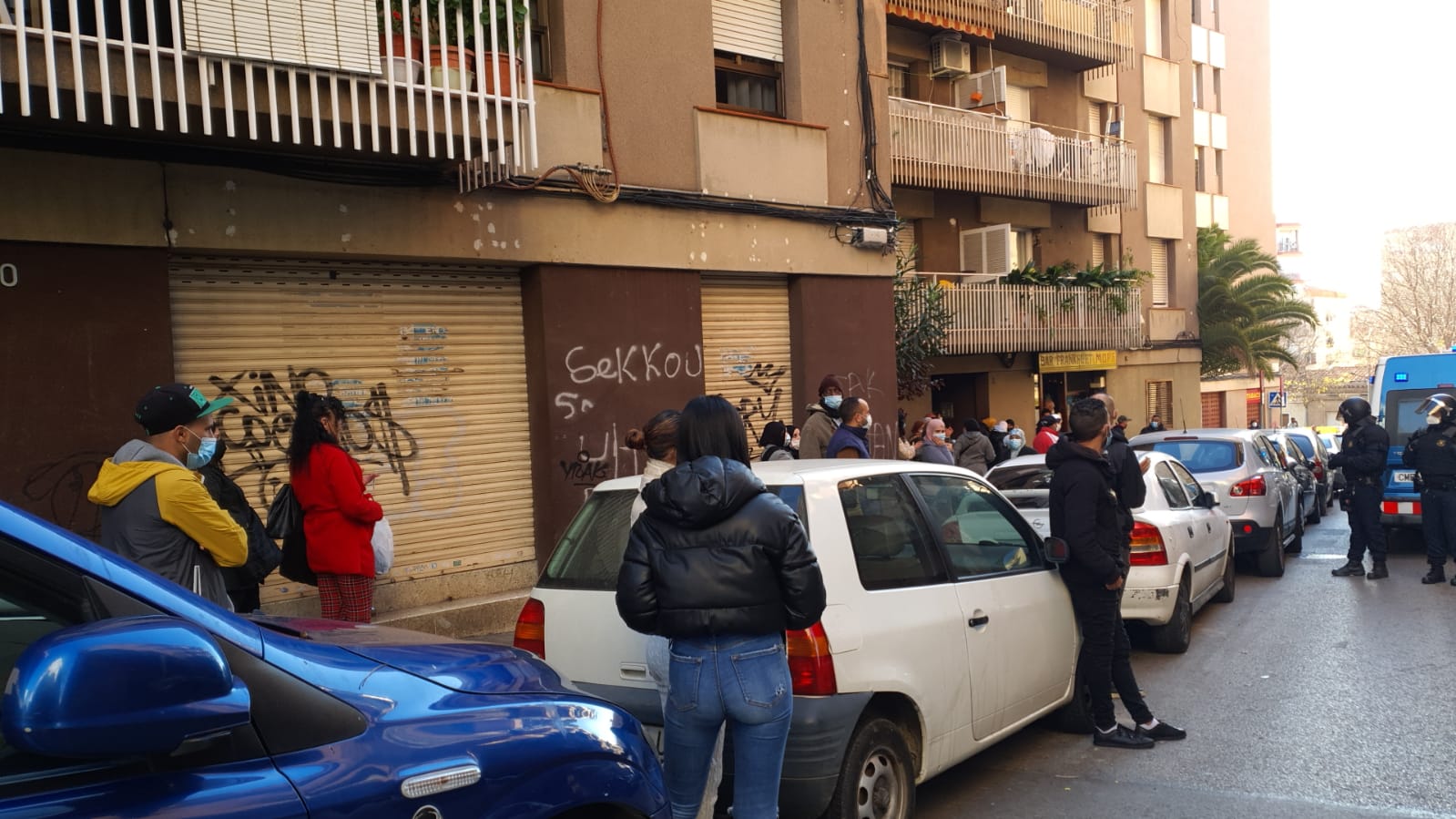 Tensió i enfrontaments en el desallotjament d'una família. Foto: Cedida