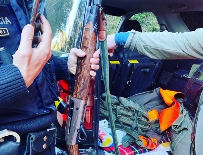 La Policía de Argentona, con la arma que ha disparado el cazador. Foto: Policía Local de Argentona