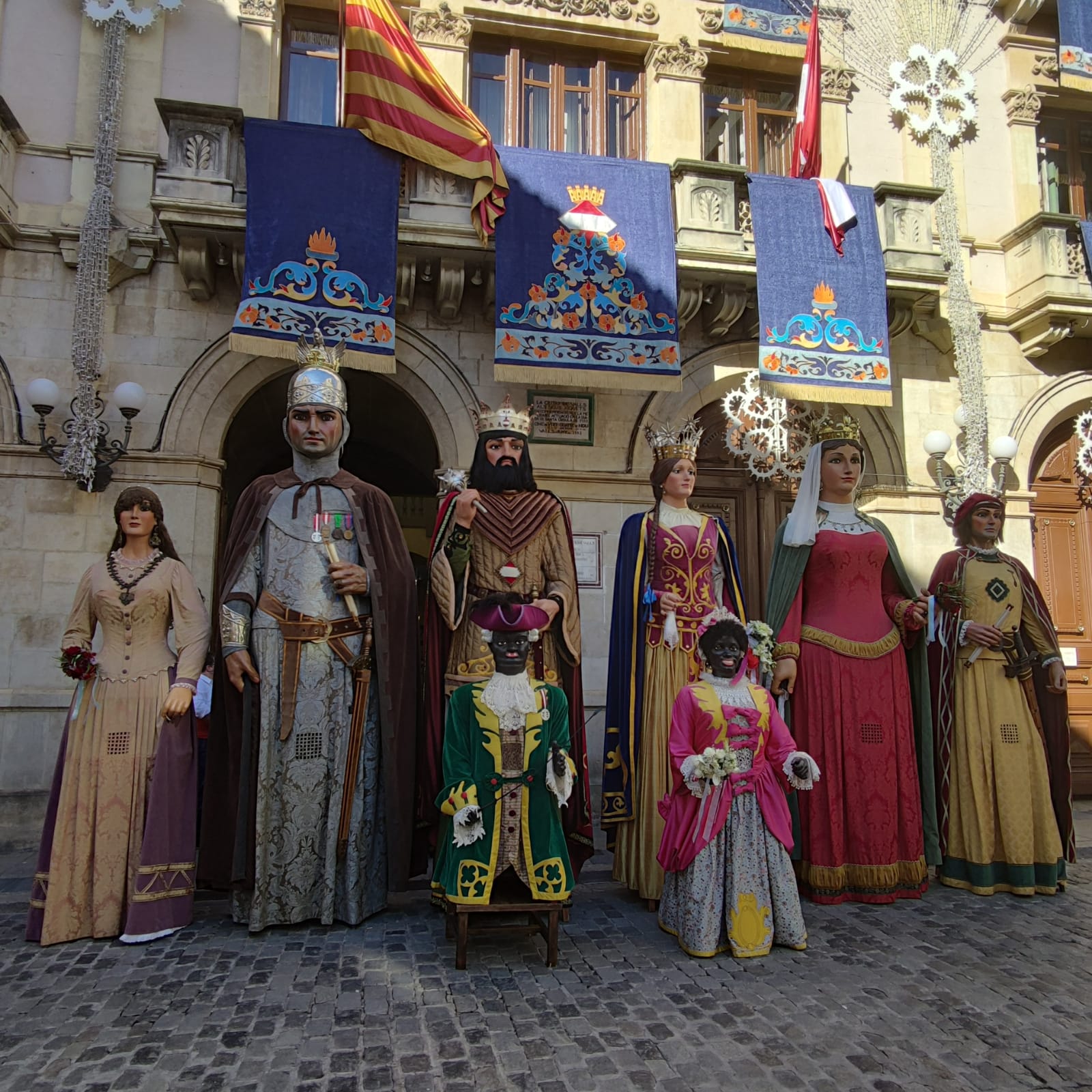 Els Gegants de Valls i els de Mataró a la Plaça del Blat.