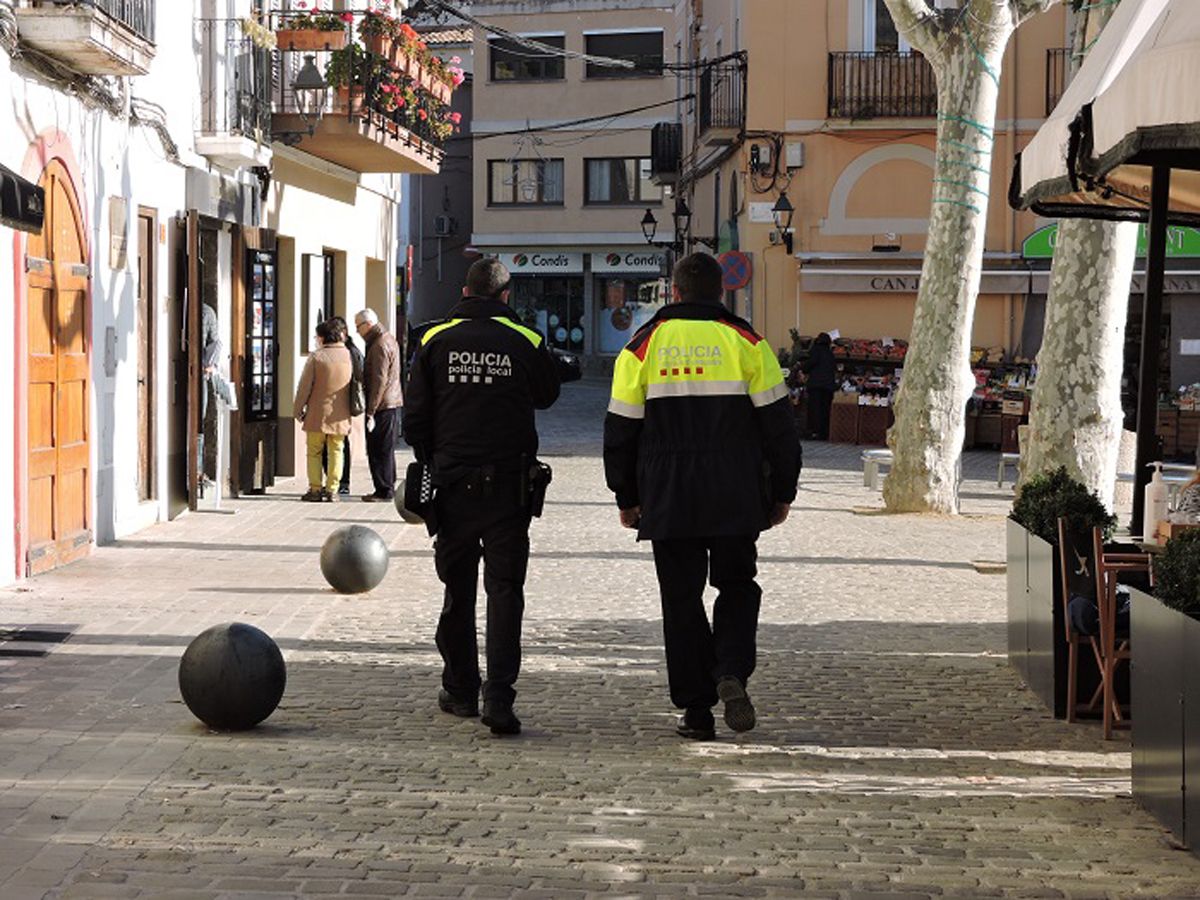 Policia Local i Mossos a Alella, on van ser detinguts els set homes per robar a escoles