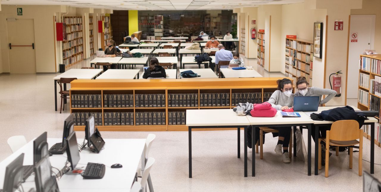 Interior de la biblioteca popular, que será la tercera biblioteca pública de Mataró.