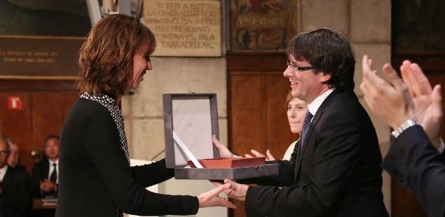 El president Puigdemont entrega la medalla a l'entitat