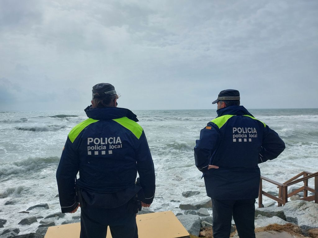 Agents de la policia local de Vilassar davant del mar durant el temporal