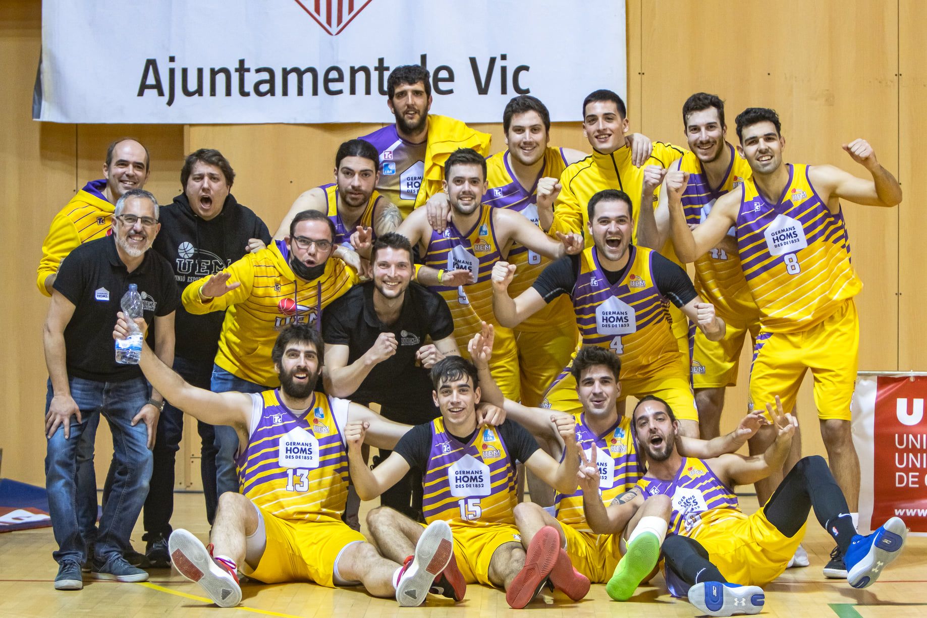 L'equip celebra la fita. Foto, Joan Ventura.