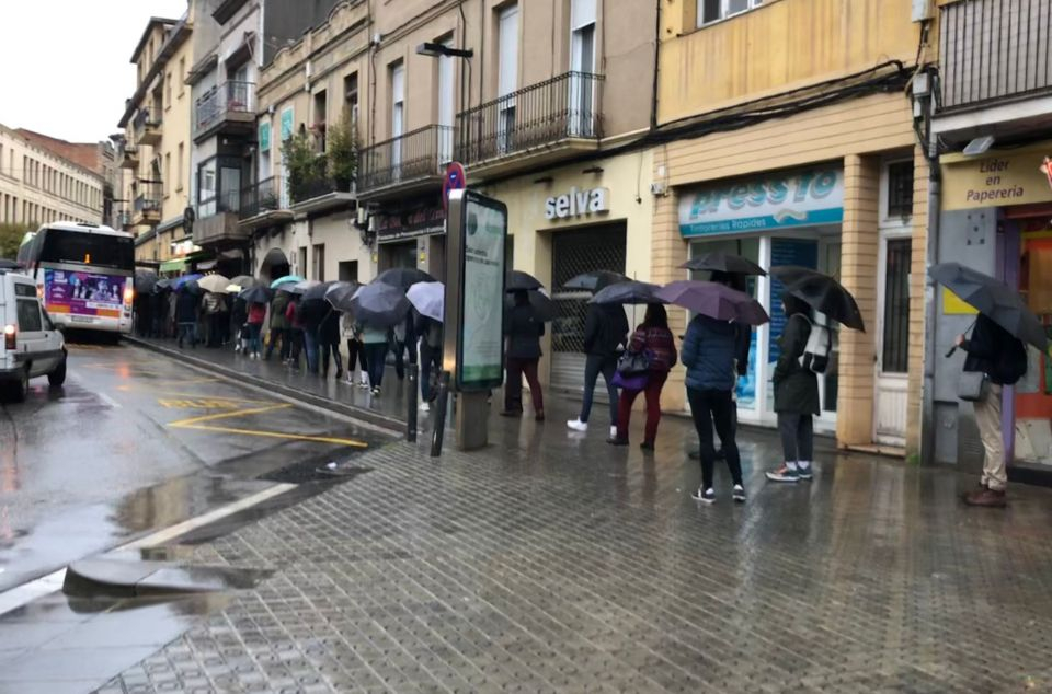 Llargues cues a plaça de les Tereses per agafar l'autobús a Barcelona, alternativa al tren a causa de l'avaria. Foto: Alfons Canela