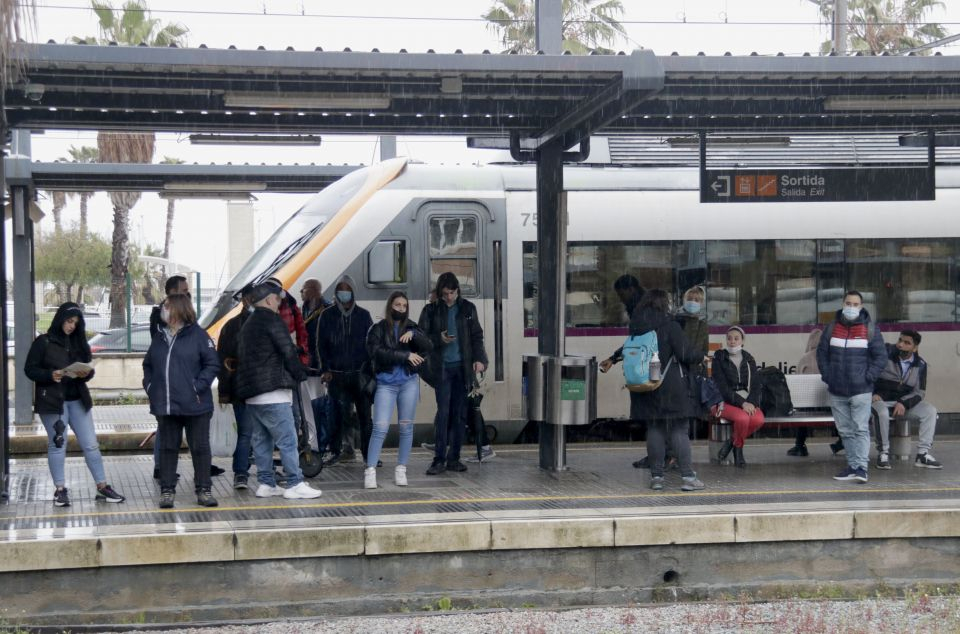 Usuaris de Rodalies a l'estació de Mataró, a la línia R1 del Maresme. Foto: ACN