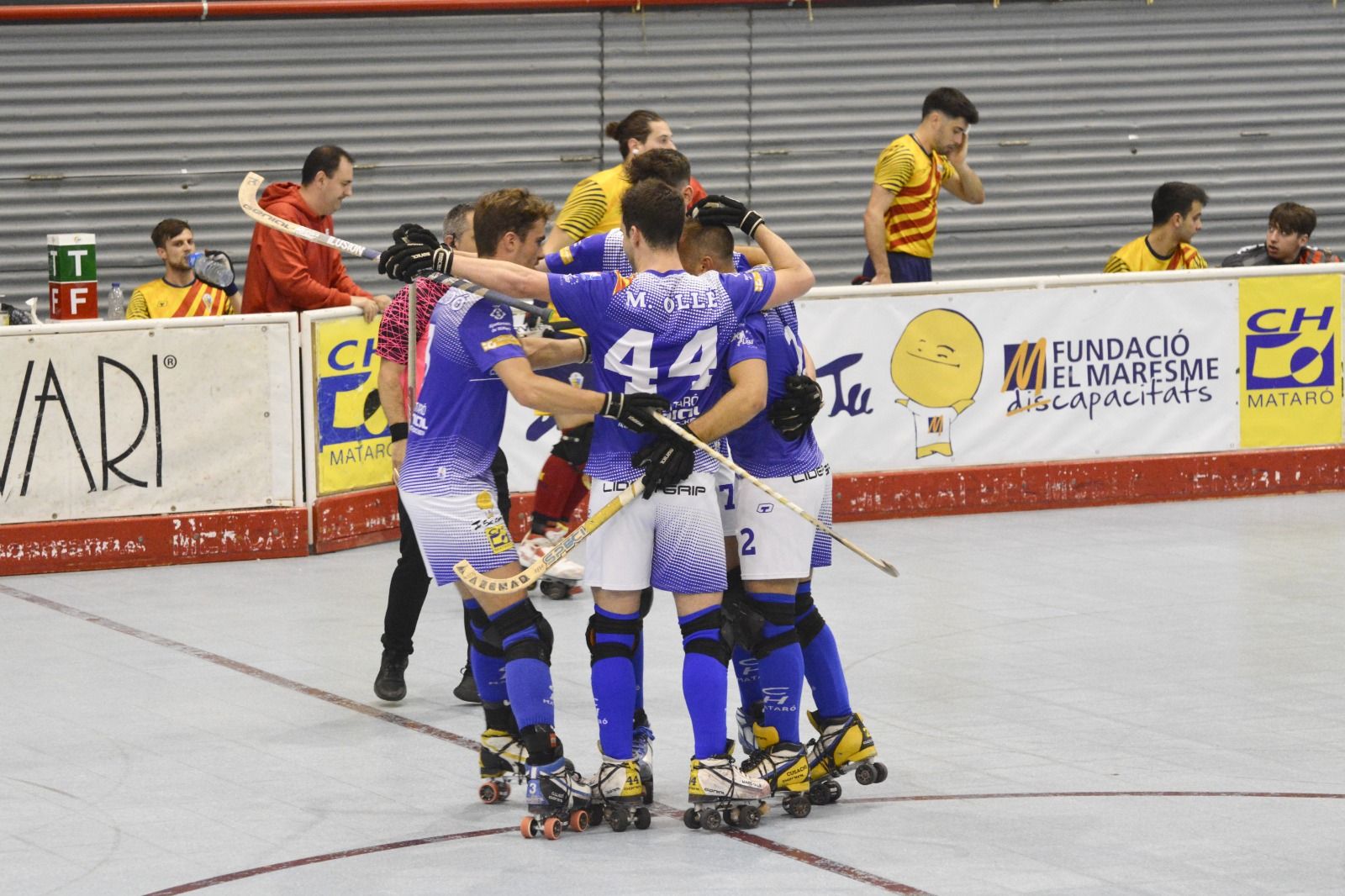 Els jugadors del CH Mataró celebren un gol contra el Tordera. Foto: R.Gallofré. 