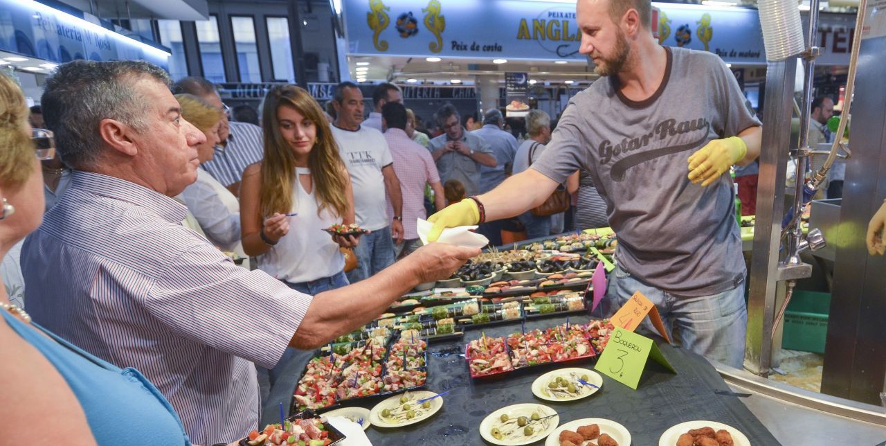 Una edició anterior de la Nit de Tapes al mercat de la Plaça de Cuba