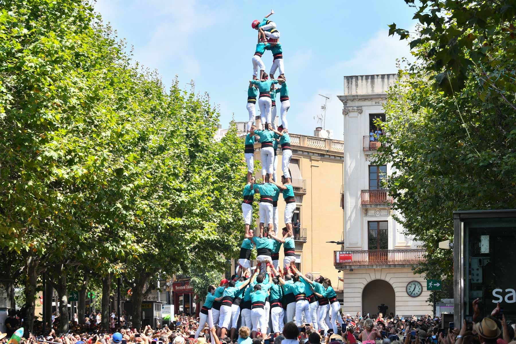 Els castells de 9 de Verds i Minyons enalteixen la diada de Les Santes. Foto: R.Gallofré