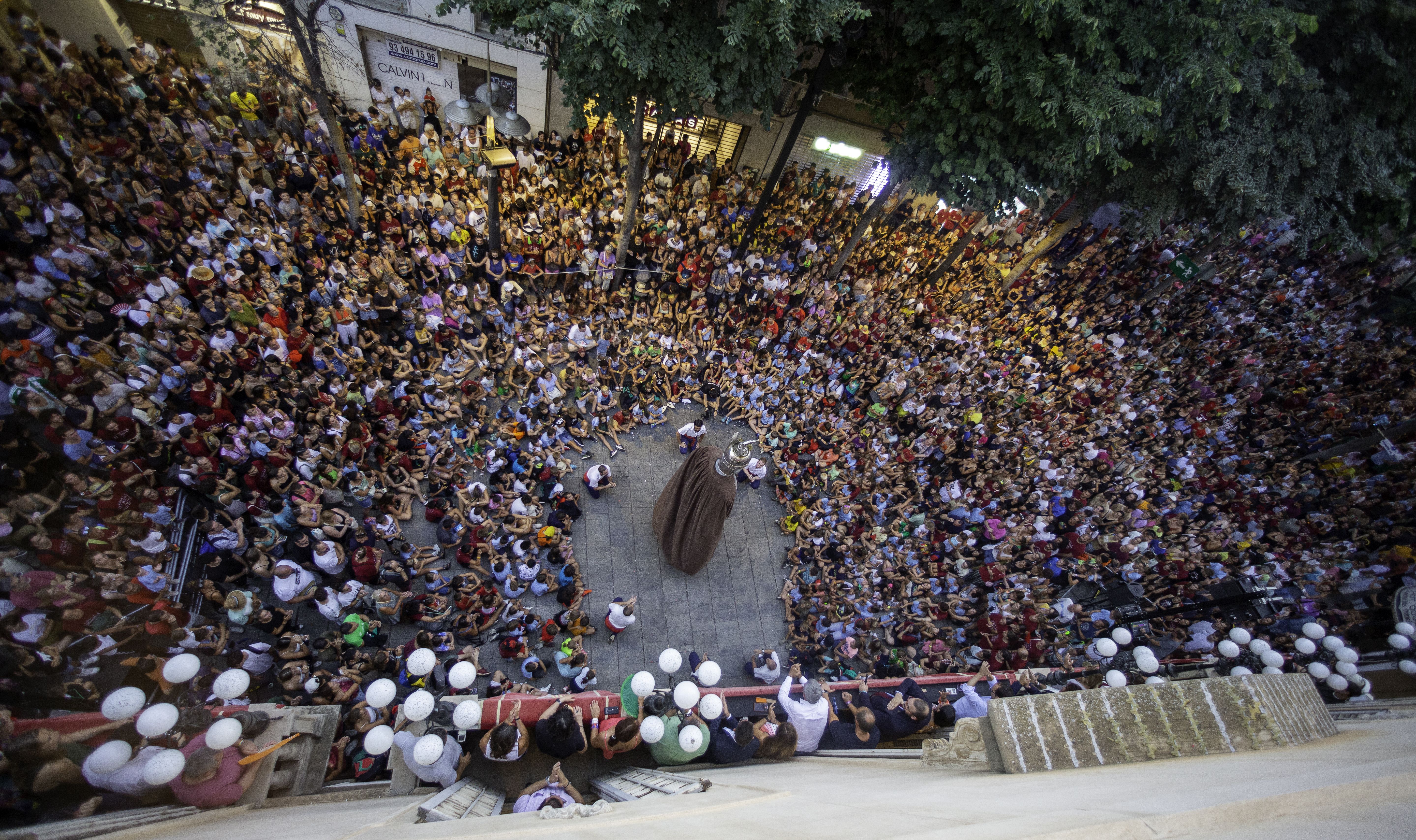 El davant de l'Ajuntament, ple a vessar. Foto: Max Noé