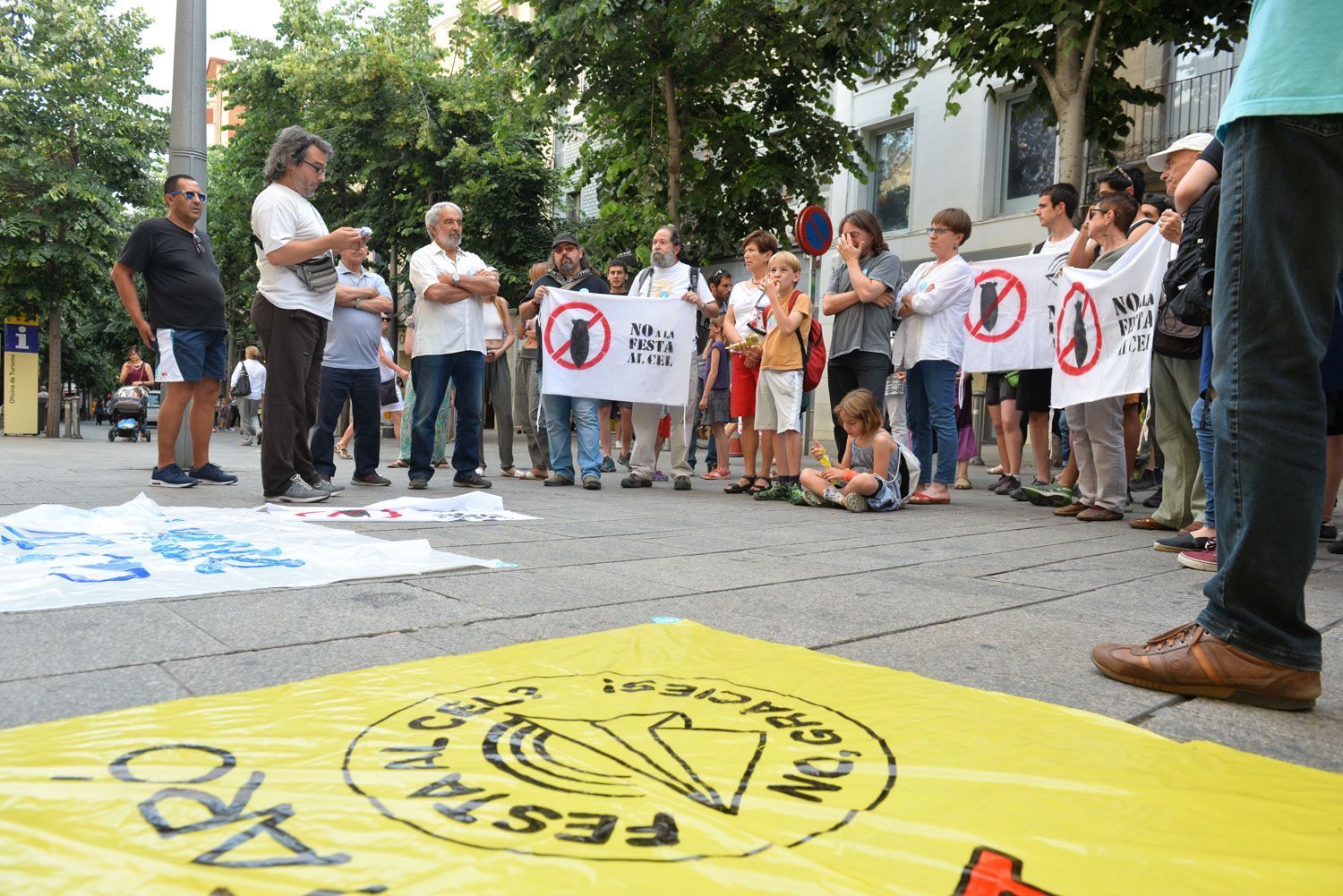 Manifestació a les portes de l'Ajuntament contra la Festa al Cel. Foto: R. G. 