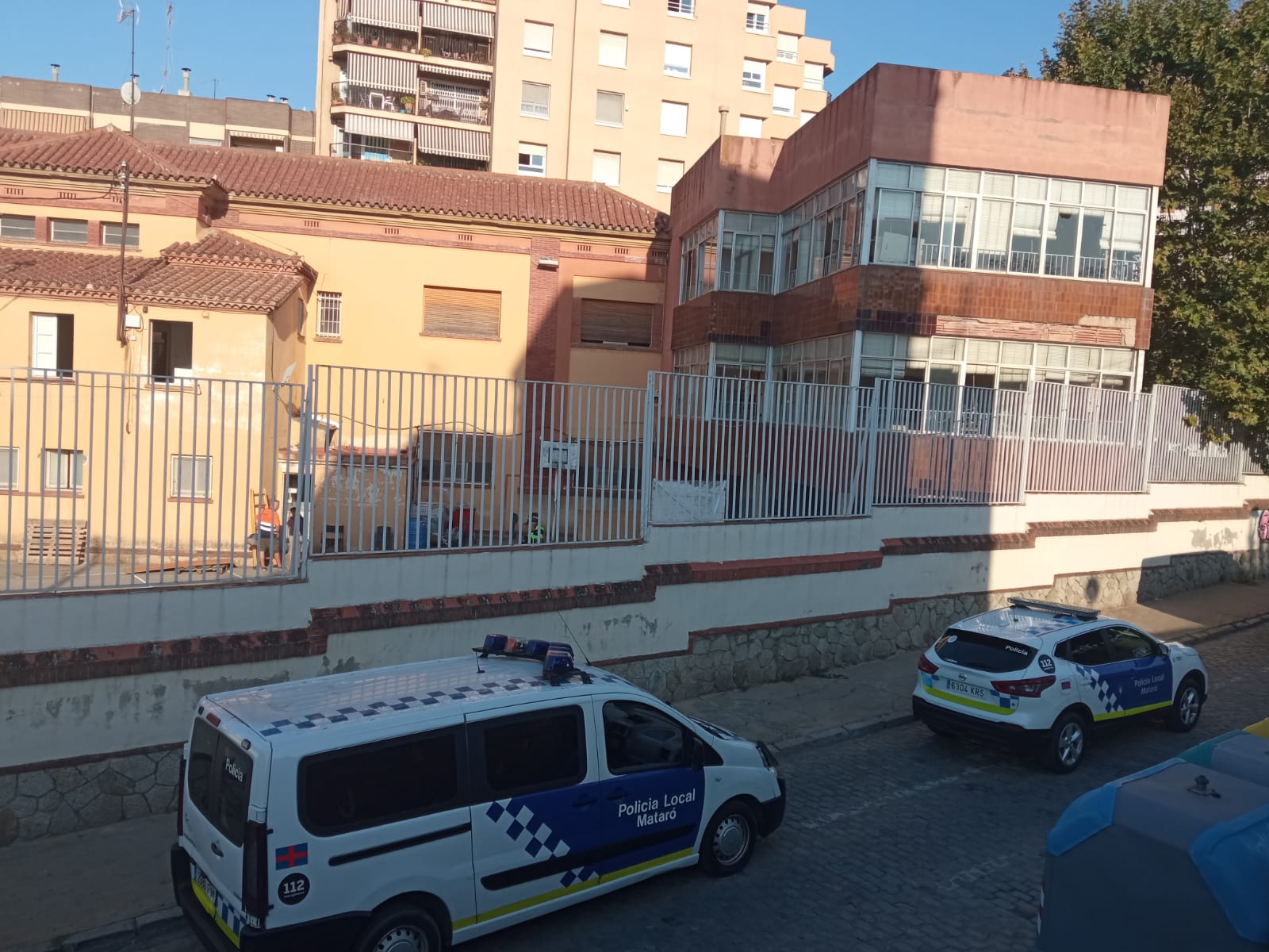 Policia Local i Mossos desallotgen La Teixidora. Foto: Cugat C.