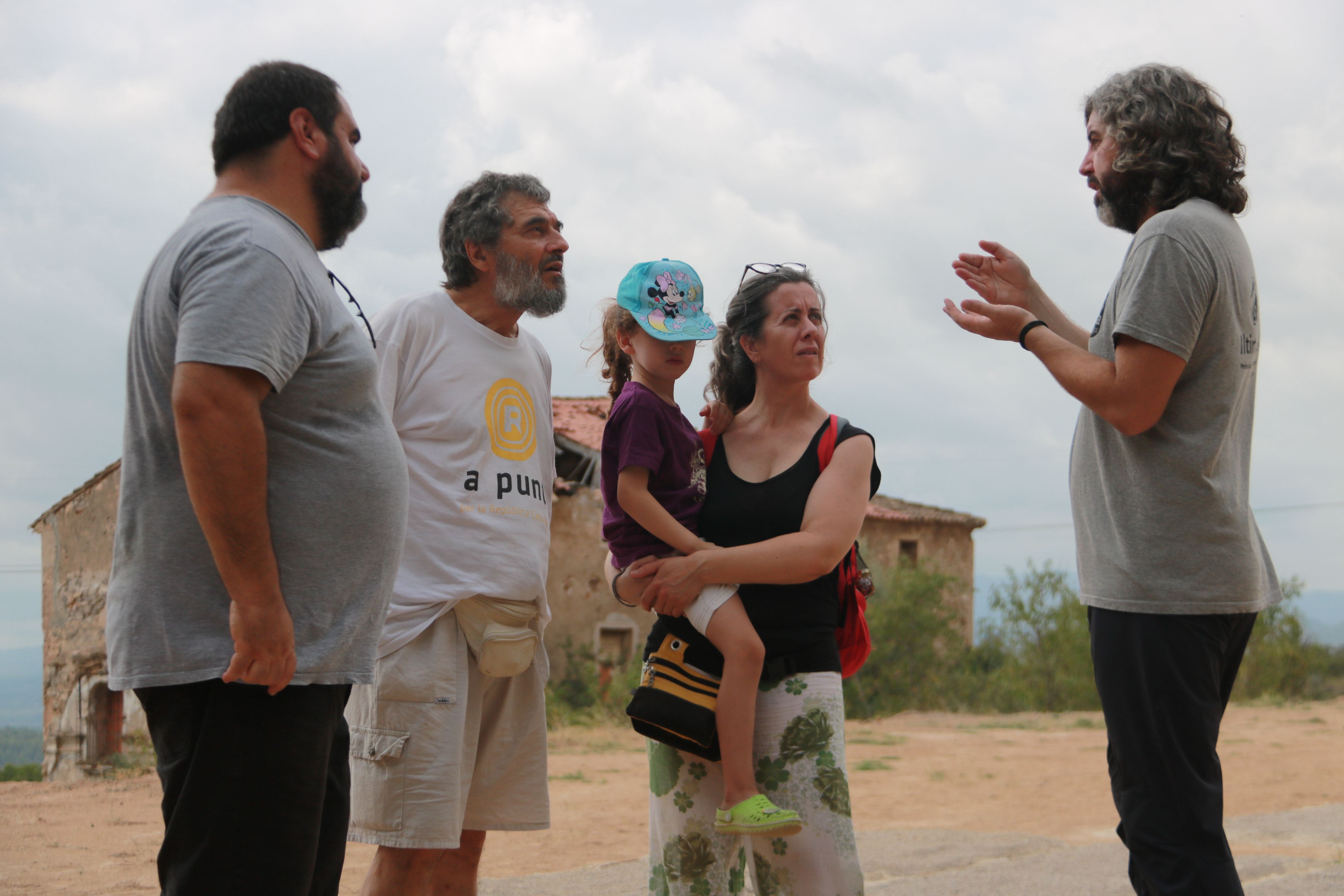 Visitar la tomba de l'avi mort a l'Ebre per tancar el dol