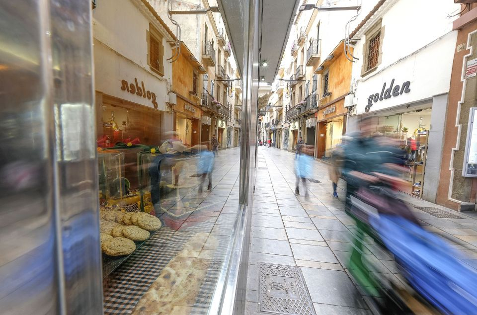 Els detinguts van ser vistos al carrer Barcelona de Mataró manipulant la caixa registradora d'un restaurant on havien robat