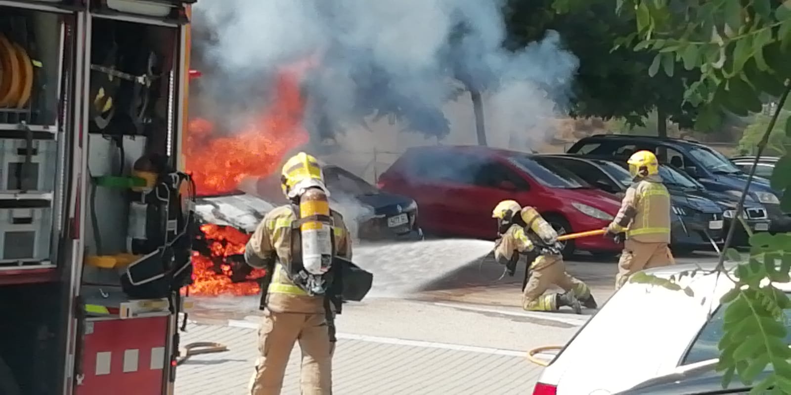 Els bombers mentre apaguen el foc. J.M.