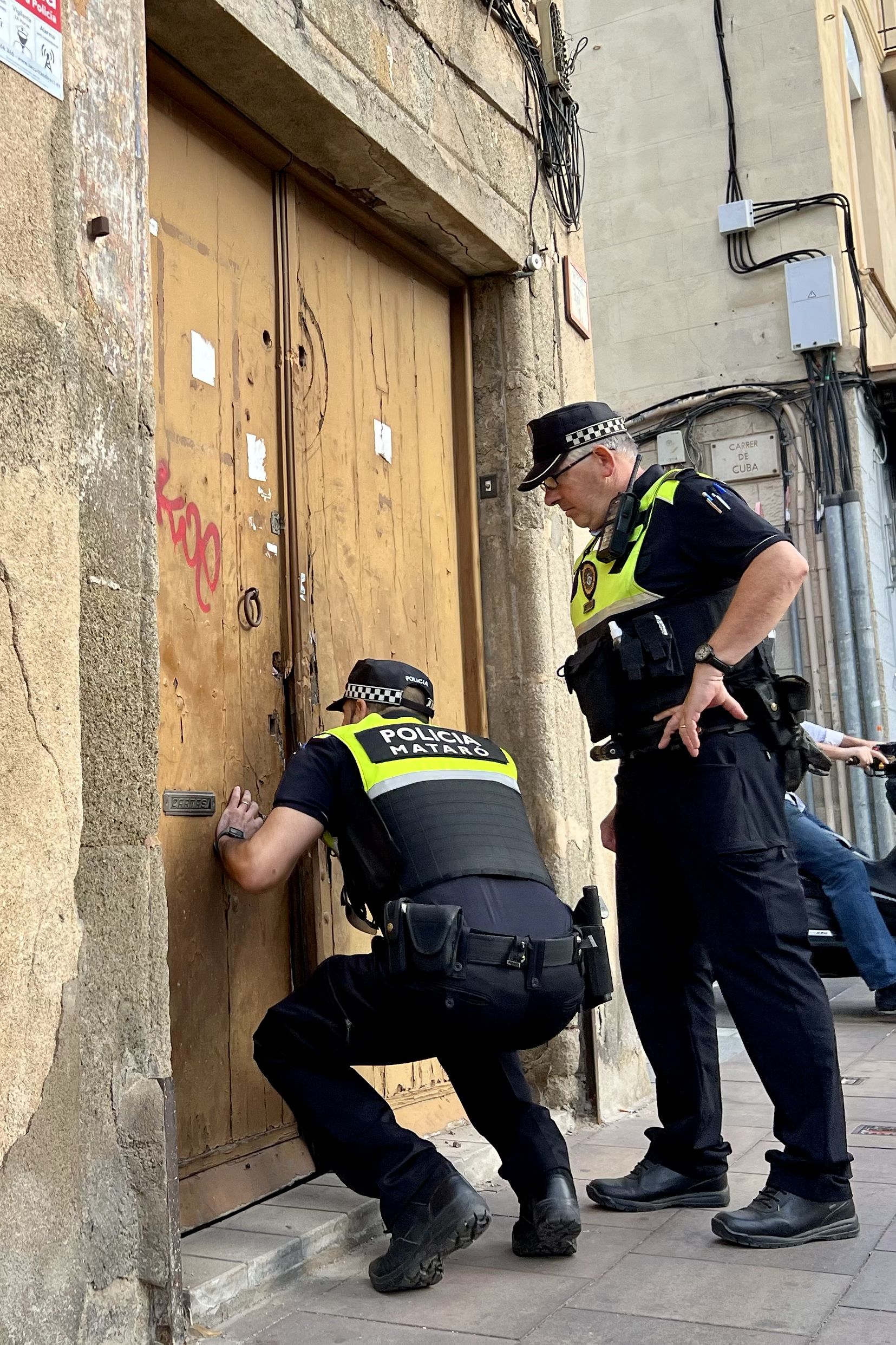 La Policia Local intervé en una de les ocupacions a Mataró. Foto: Jordi Pujolar/ACN