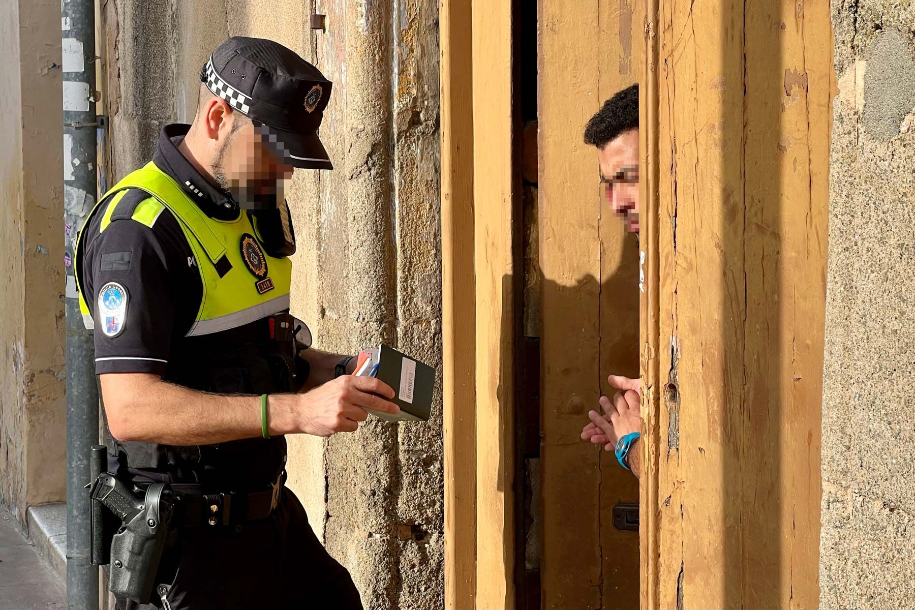 La Policia Local, en un dels baixos ocupats inspeccionats Objectiu: desallotjar locals i baixos ocupats a Mataró. Foto: Jordi Pujolar/ACN