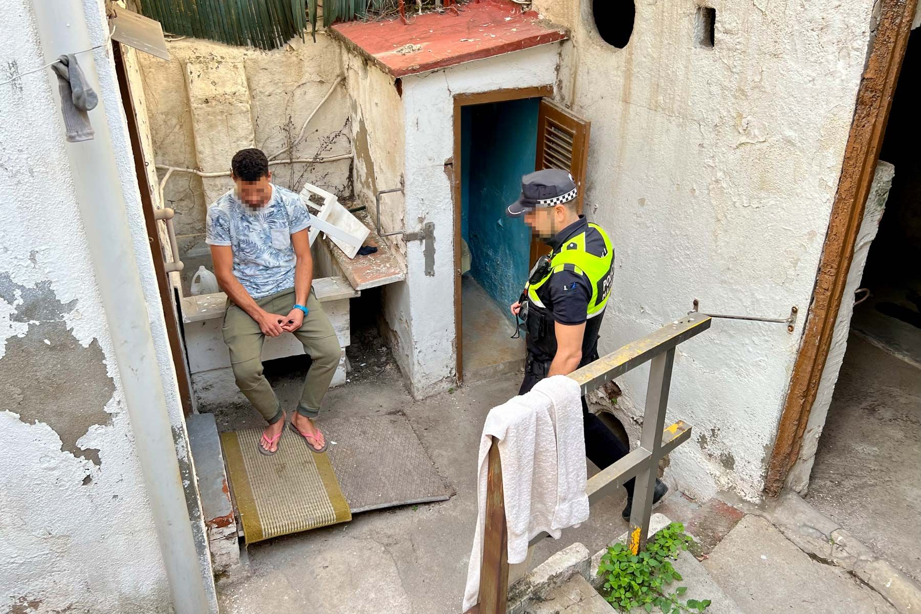 La Policia Local intervenint en un local ocupat a Mataró Foto: ACN