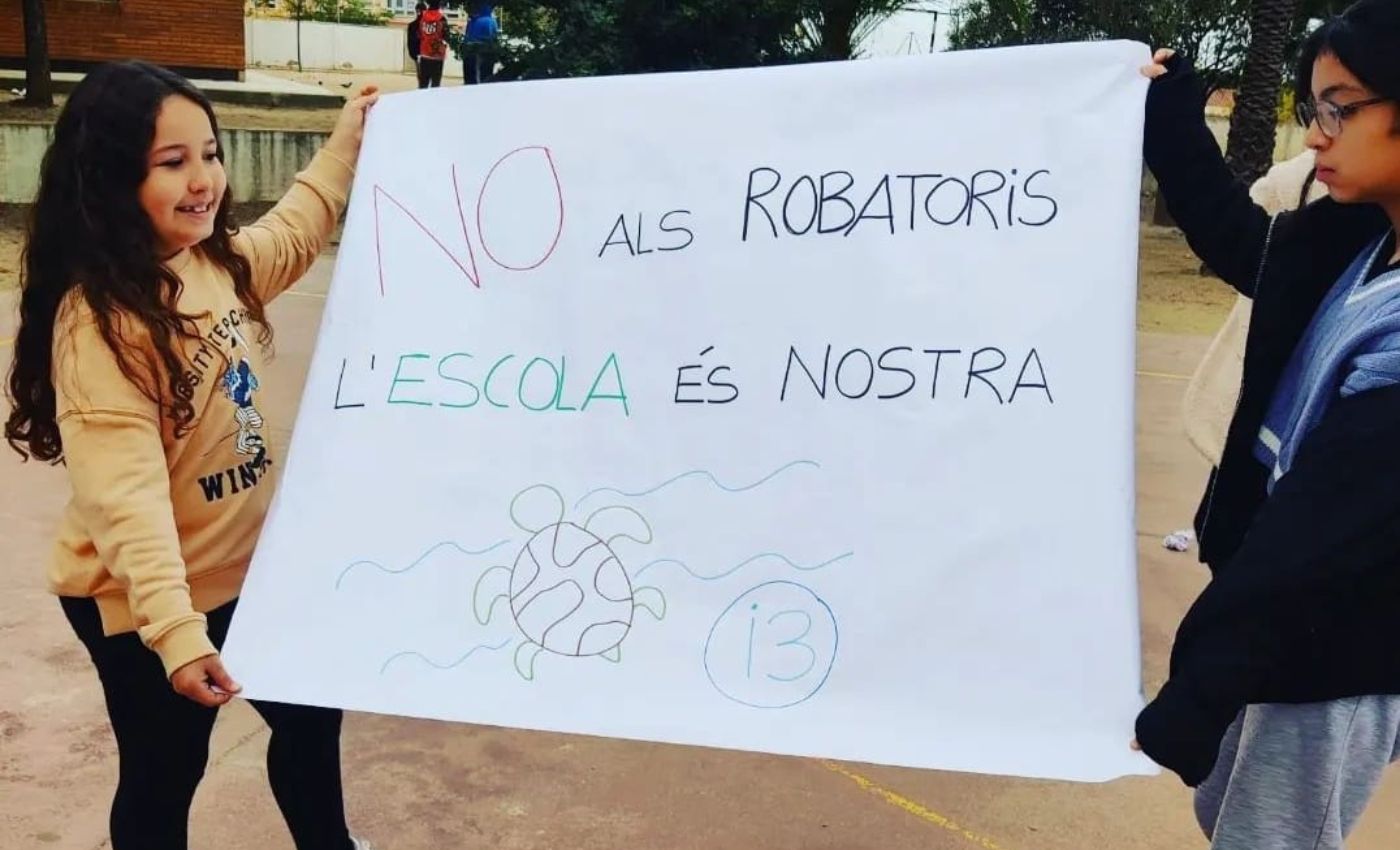 Dos alumnes de l'escola de Mataró protesten contra els robatoris. Foto: IE Mar Mediterrània