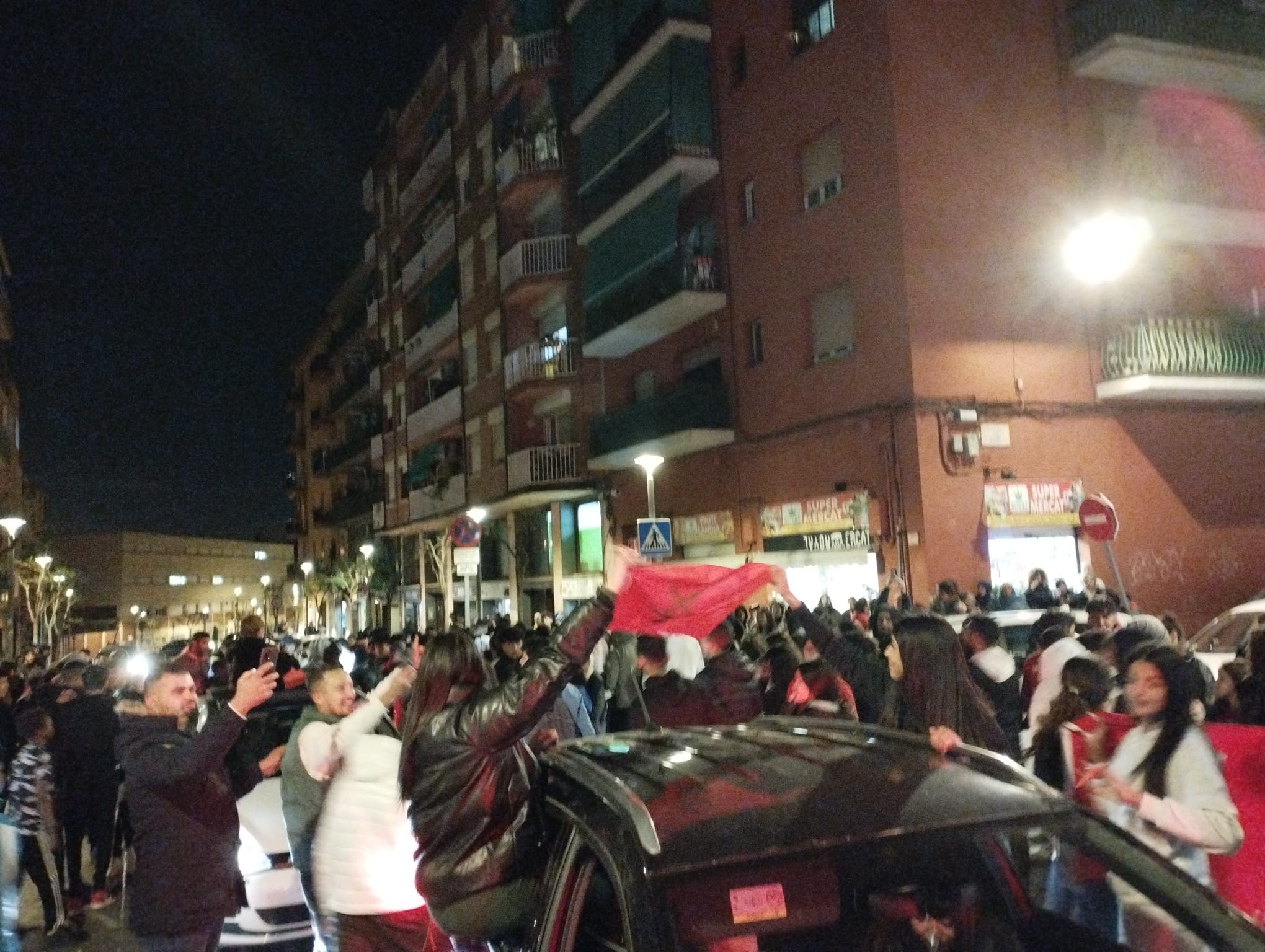 Centenars de persones als carrers de Rocafonda