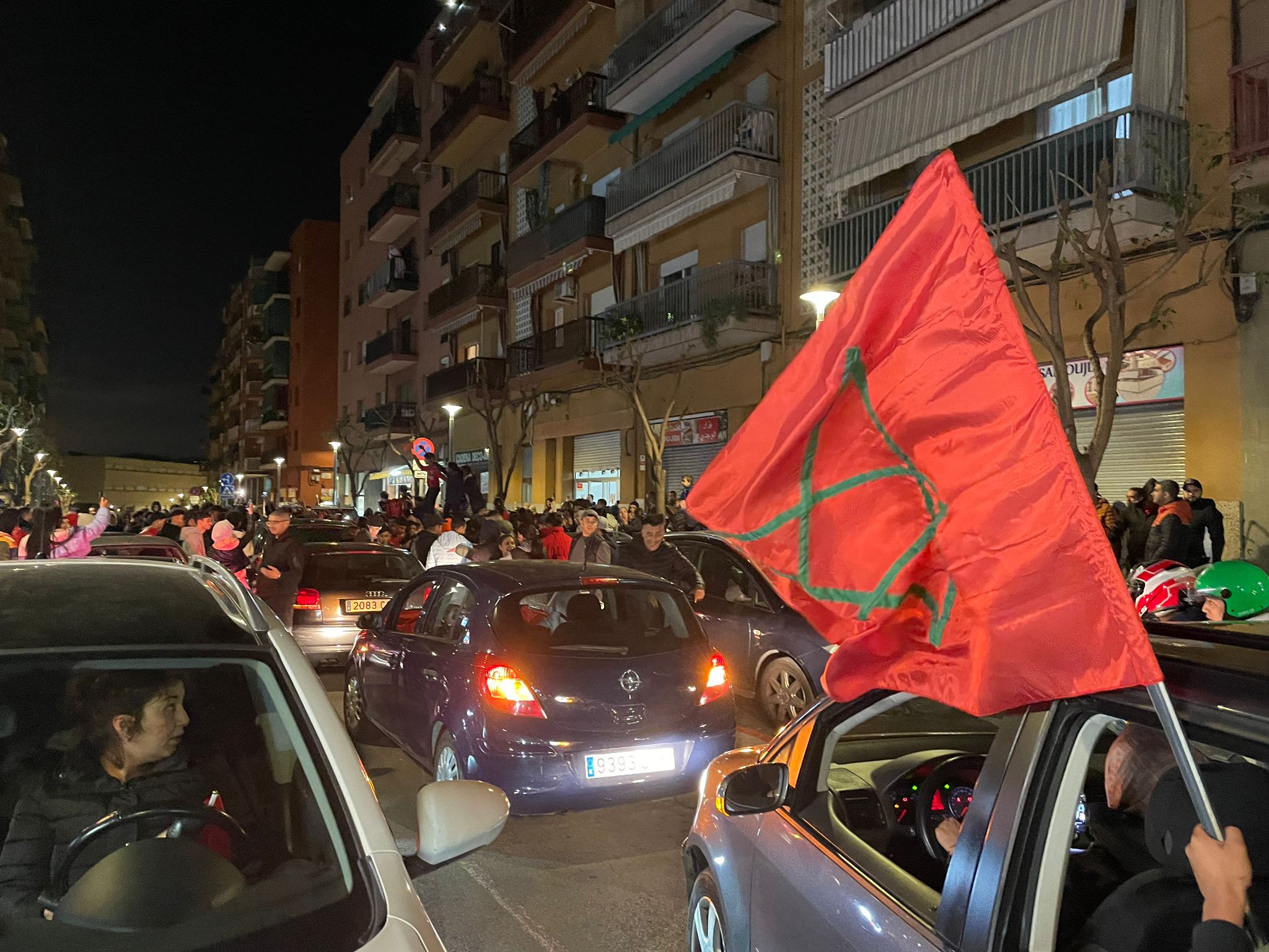 Més banderes del Marroc als carrers de Rocafonda