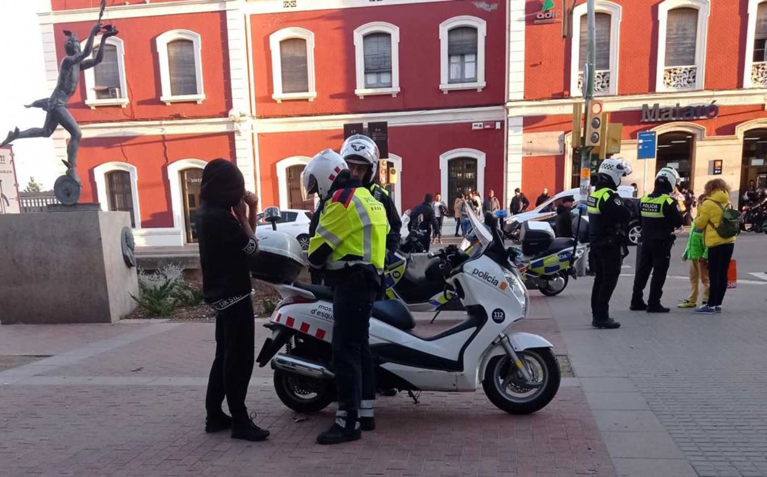 Policia Local i Mossos a l'Estació de Mataró, un dels punts de la ciutat on es produeix més criminalitat