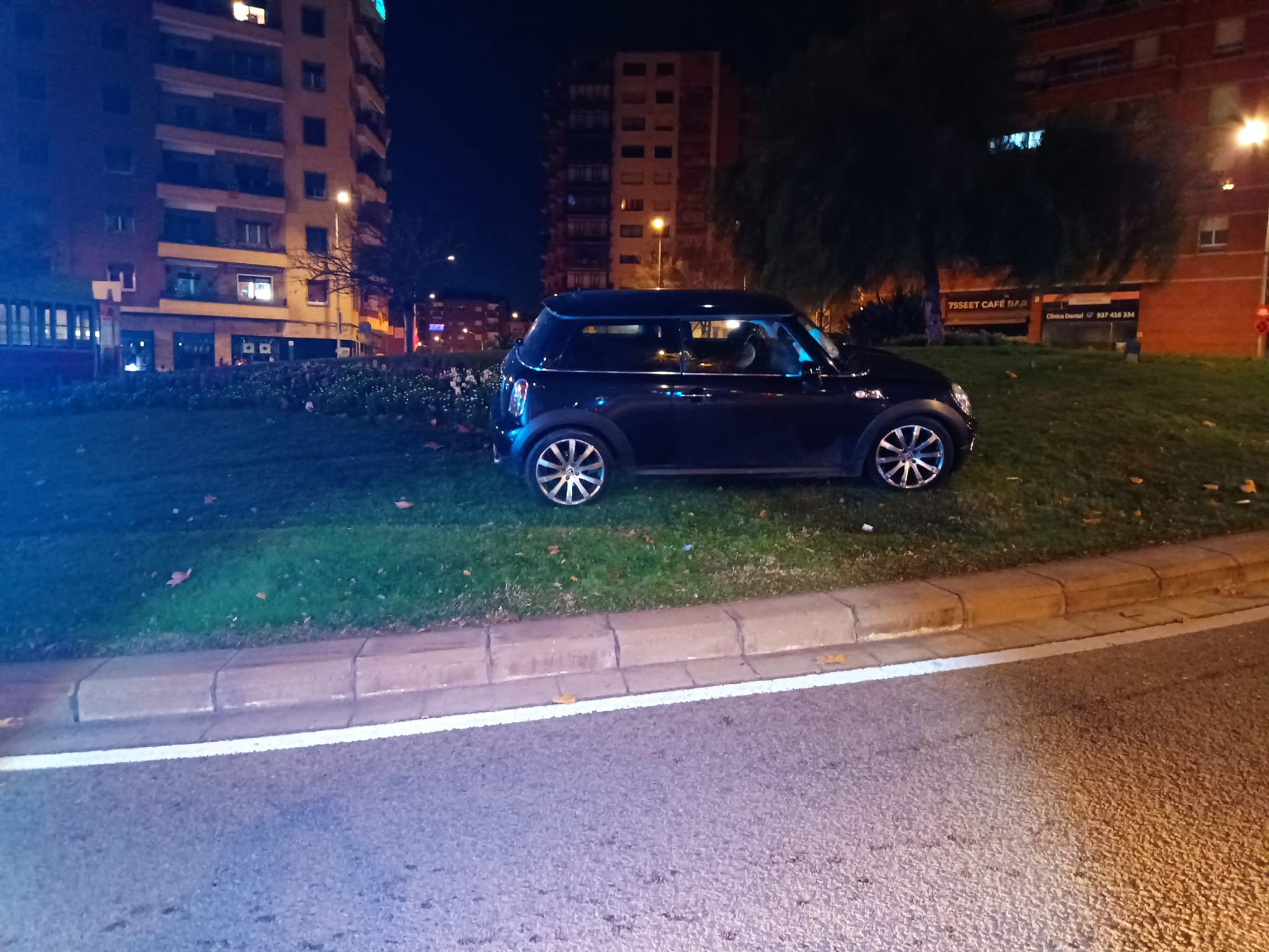 El cotxe encastat a la plaça Granollers de Mataró