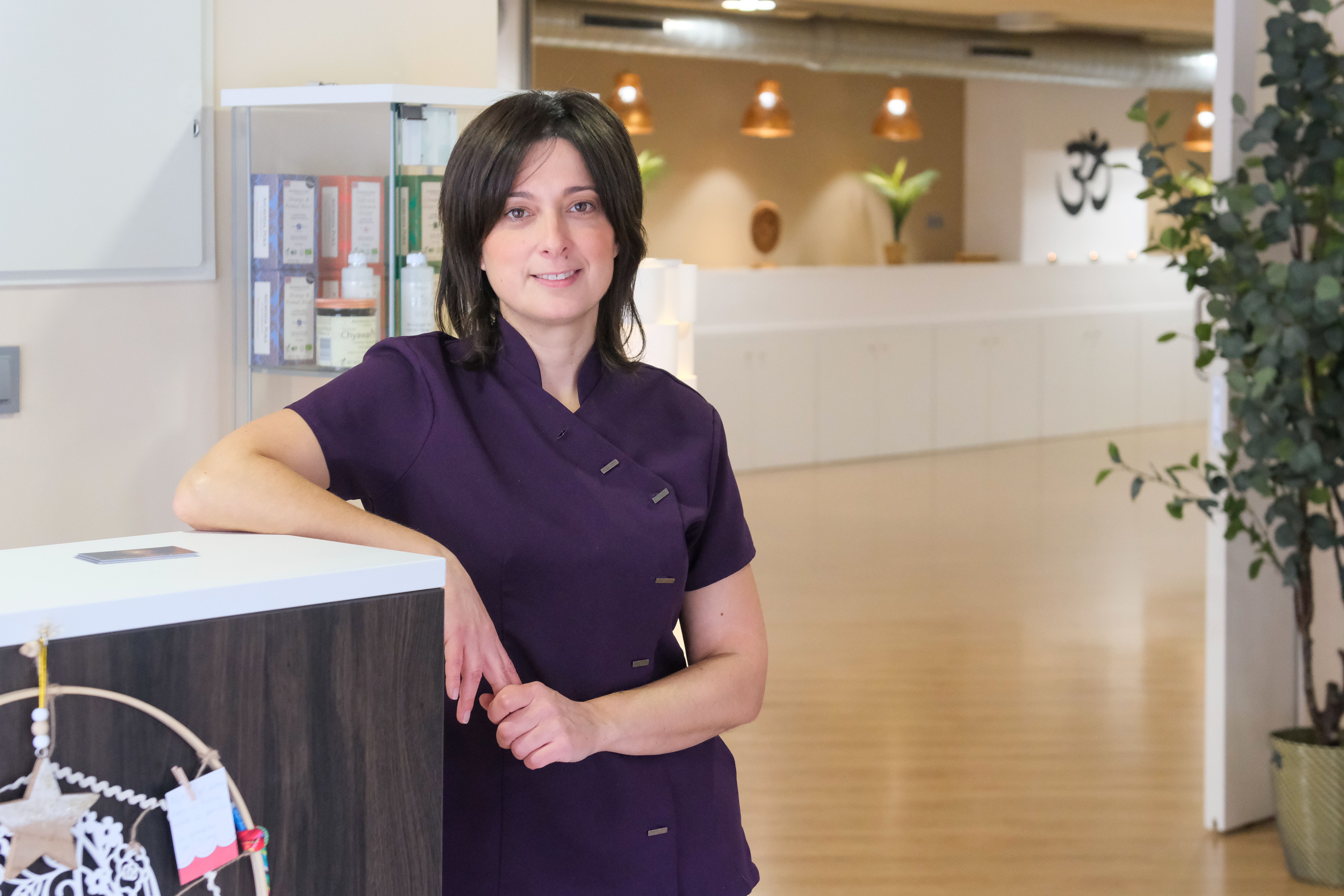 Nerea Mata, promotora de Naraya Ayurveda a Mataró, explica els beneficis de la medicina mil·lenària. Foto: R. Gallofré