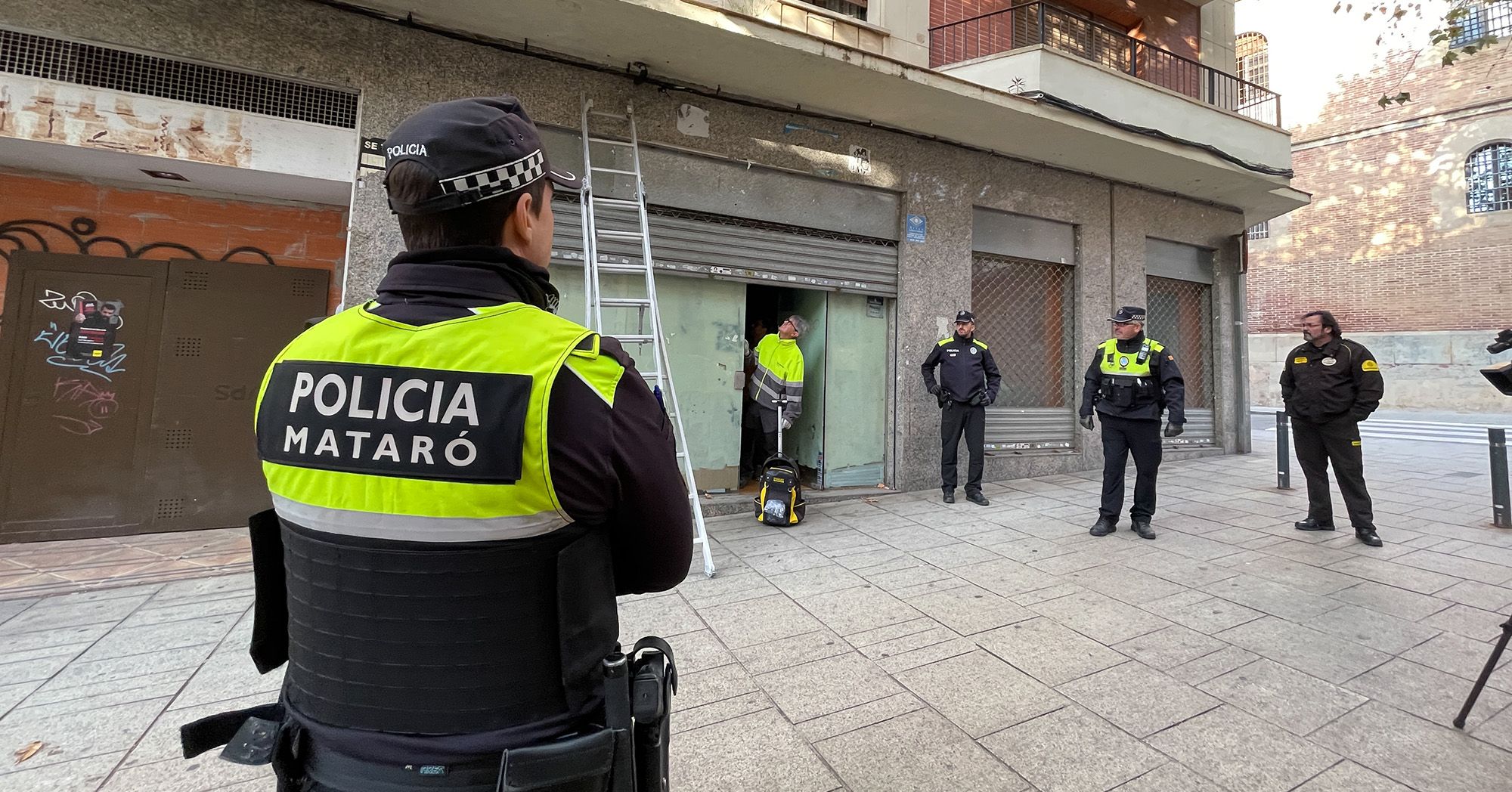 La brigada, tapiant l'accés a un local ocupat a Mataró 11 nous policies locals pels ajuntaments del Maresme. Foto: R. G. 