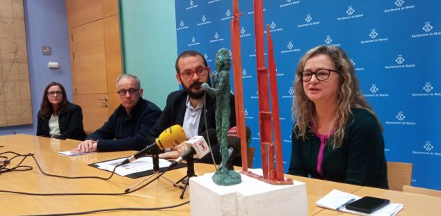 La presentació del monument, amb l'alcade i els descendents de Cusachs