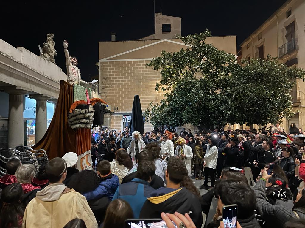 Una gentada al pregó alternatiu de Carnestoltes de Mataró. Foto: R. Gallofré