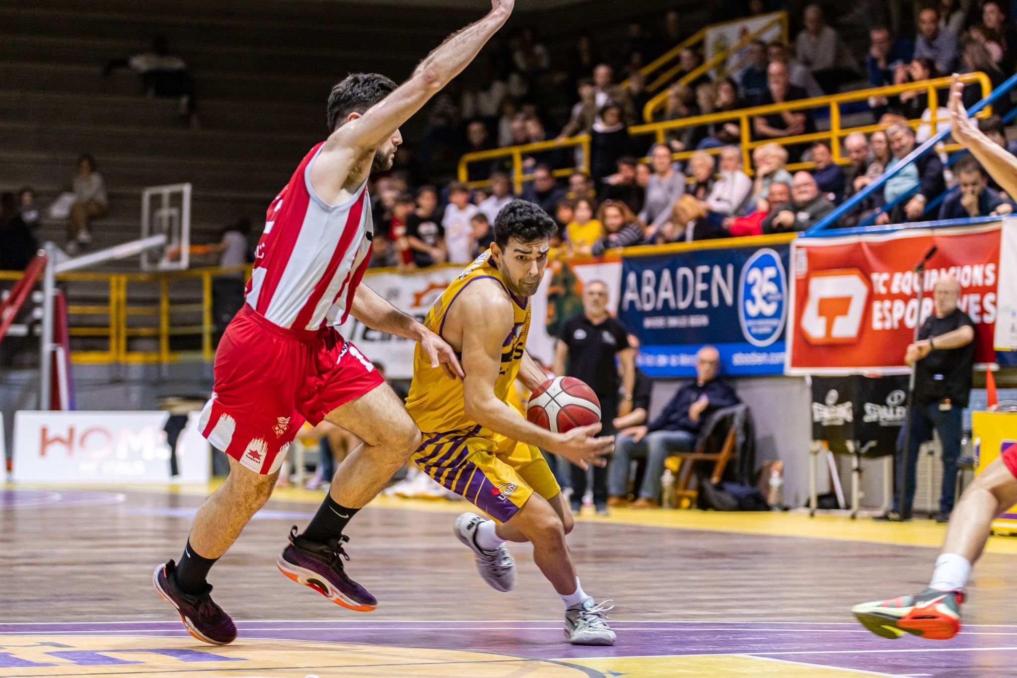 Un instant del partit entre UE Mataró i Vic