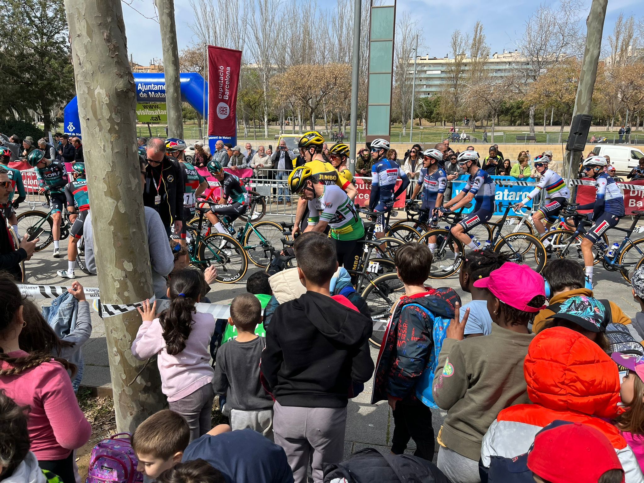 La Volta Ciclista a Catalunya ja ha sortit de Mataró amb Primoz Roglic de líder. Foto. F. Galan