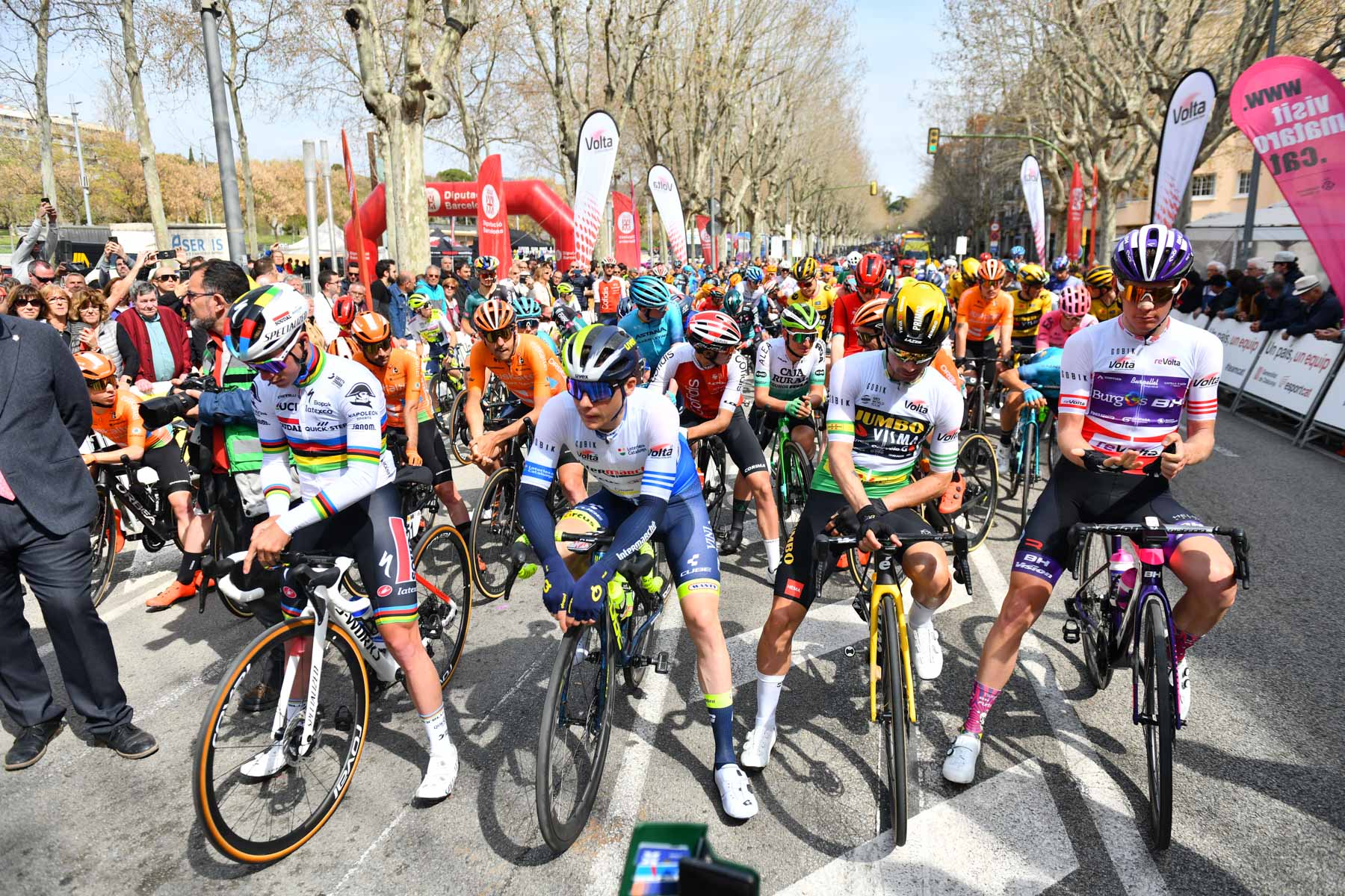 Primoz Roglic, segon per la dreta, líder de la Volta. Foto: R.Gallofré