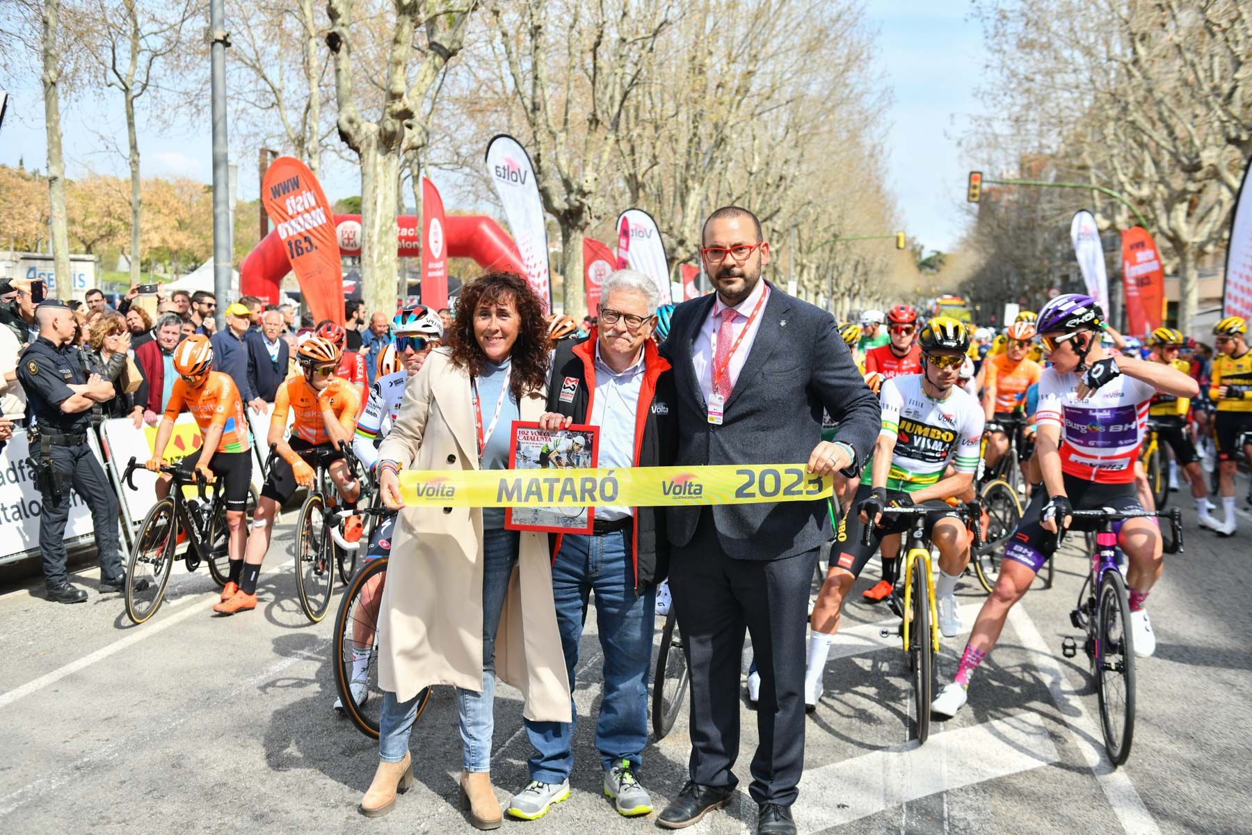 La regidora Delgado, Rubén Peris i l'alcalde Bote, a la Volta. Foto: R.Gallofré