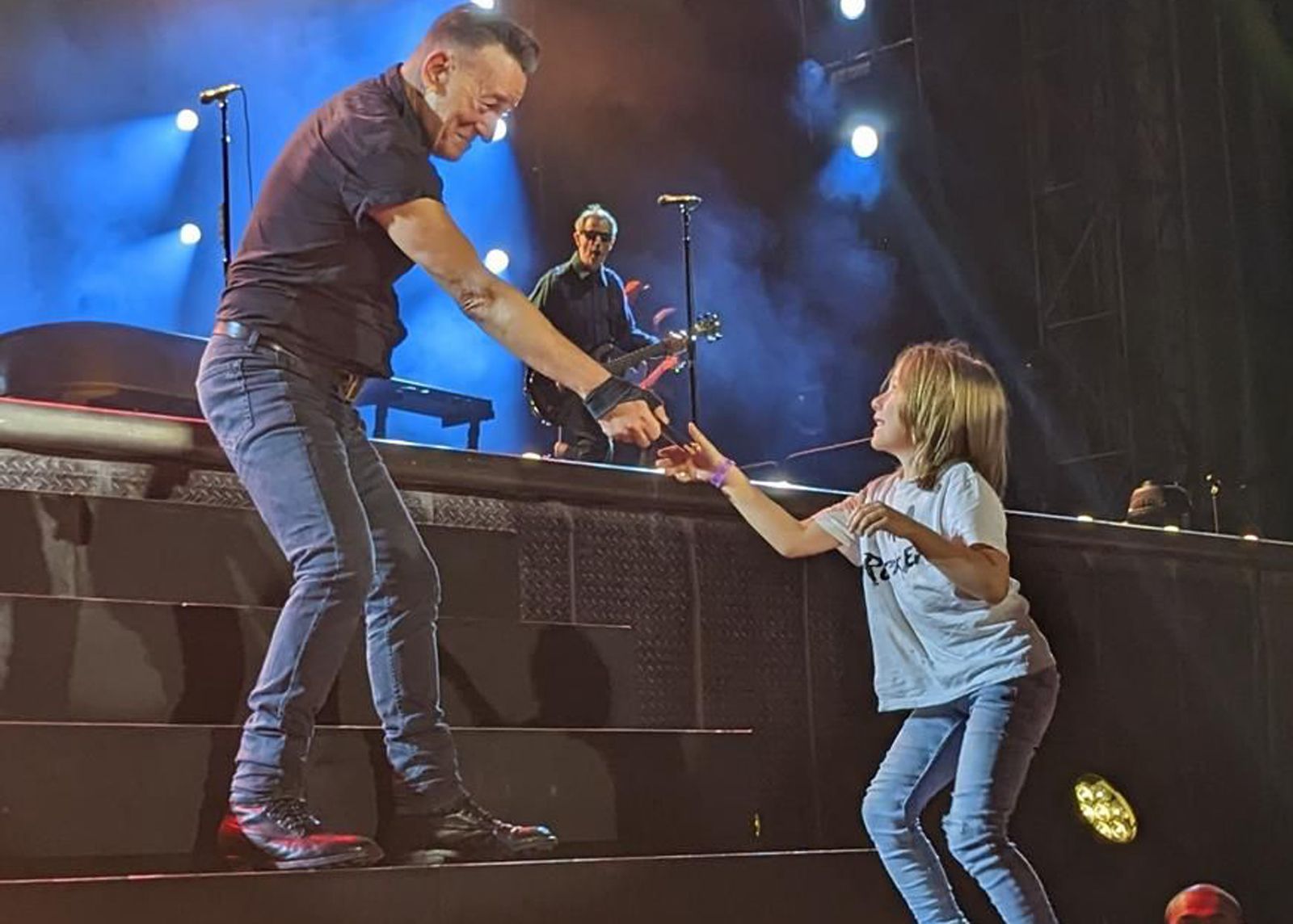 Bruce Springsteen i el nen mataroní. Foto: Cedida