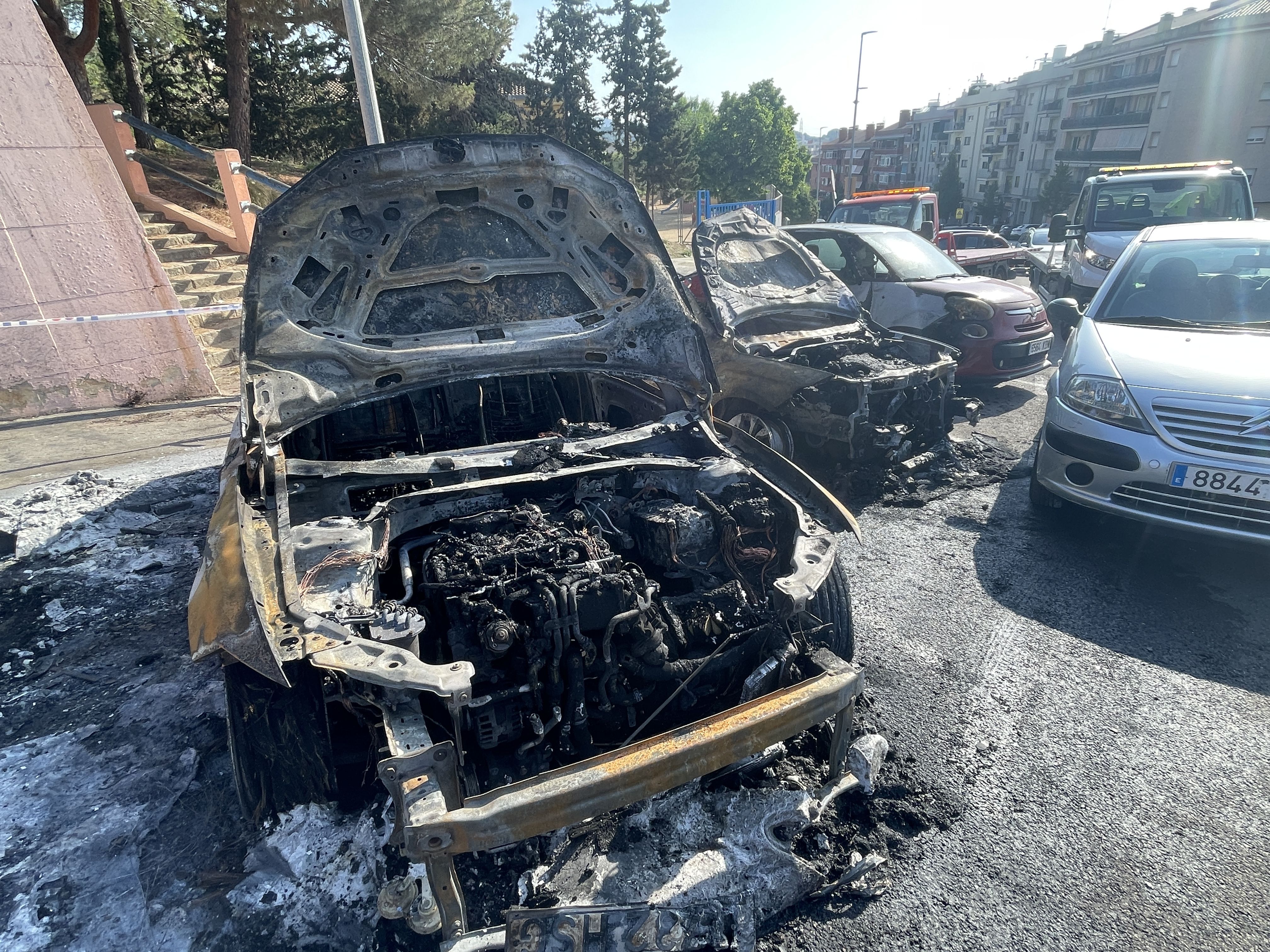 Vehicles cremats a la ronda Sant Oleguer de Mataró. Foto: R. Gallofré