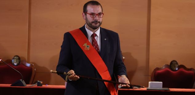 Bote, amb la vara d'alcalde de Mataró. Foto: Marga Cruz (Ajuntament)