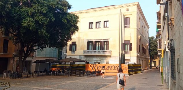 La façana de la Plaça de l'Ajuntament, ja sense bastida